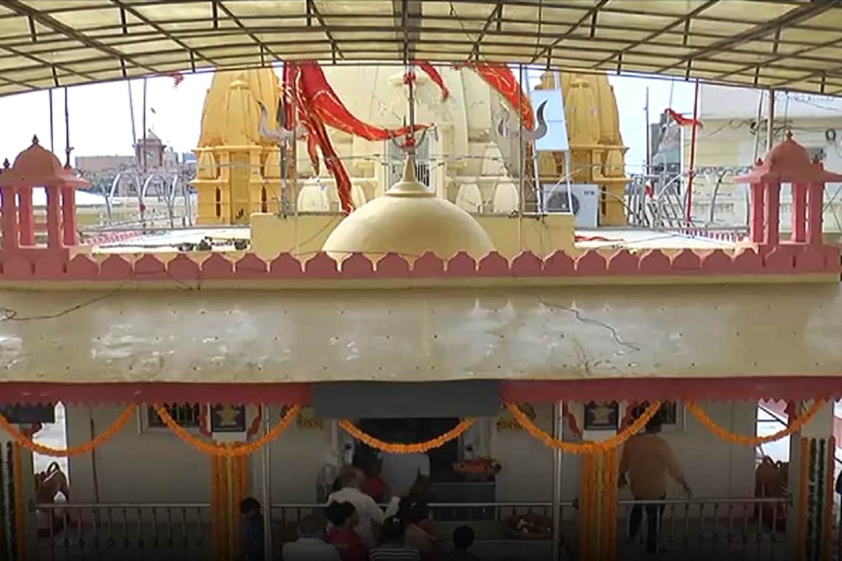 માત્ર ગુજરાત જ નહિ પણ રાજસ્થાન અને મહારાષ્ટ્રનાં લોકો પણ મોટી સંખ્યામાં અહી ભાદરવી પુનમ સમયે પદયાત્રા કરતા આવતા હતા. તો નવરાતીમાં તો ભક્તો માના દર્શન કરવા અને રાત્રે ગરબે ગુમવા પણ આવતા હતા પરંતુ આ વર્ષે ગરબાનુ આયોજન પણ બંધ કરેલ છે તો પ્રસાદનુ વિતરણ પણ બંધ છે અને જે પણ ભક્તો આવે છે તેમને ચેક કરીને સેનેટરાઈઝરથી હાથ સાફ કરી એક એક વ્યક્તિને જ દર્શન માટે પ્રવેશ અપાય છે અને મંદિર સવારના 8 વાગ્યાથી સાંજે 6 વાગ્યા સુધી ભક્તોના દર્શન માટે ખુલ્લુ રહે છે. આમ તો નવરાત્રીને લઈ માતાનુ ગઢ સ્થાપન કરાયુ છે અને ઘજા પણ ચઢાવવામાં આવી છે પરંતુ સૌથી લાંબો તહેવાર એવા ગરબાનુ આયોજન બંધ રાખાયુ છે. માત્ર ગુજરાત જ નહિ પણ રાજસ્થાન અને મહારાષ્ટ્રનાં લોકો પણ મોટી સંખ્યામાં અહી ભાદરવી પુનમ સમયે પદયાત્રા કરતા આવતા હતા. તો નવરાતીમાં તો ભક્તો માના દર્શન કરવા અને રાત્રે ગરબે ગુમવા પણ આવતા હતા પરંતુ આ વર્ષે ગરબાનુ આયોજન પણ બંધ કરેલ છે તો પ્રસાદનુ વિતરણ પણ બંધ છે અને જે પણ ભક્તો આવે છે તેમને ચેક કરીને સેનેટરાઈઝરથી હાથ સાફ કરી એક એક વ્યક્તિને જ દર્શન માટે પ્રવેશ અપાય છે અને મંદિર સવારના 8 વાગ્યાથી સાંજે 6 વાગ્યા સુધી ભક્તોના દર્શન માટે ખુલ્લુ રહે છે. આમ તો નવરાત્રીને લઈ માતાનુ ગઢ સ્થાપન કરાયુ છે અને ઘજા પણ ચઢાવવામાં આવી છે પરંતુ સૌથી લાંબો તહેવાર એવા ગરબાનુ આયોજન બંધ રાખાયુ છે.