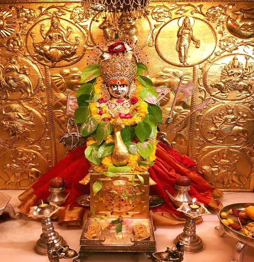 મહિષાસુરનાં ત્રાસથી લોકોને બચાવવા માટે અહી જ માતાજીએ પોતાનું પ્રકટ સ્વરૂપ બનાવેલું, અને બાદમાં અહીંથી જ માતાજીની જ્યોત લઇ જવાયેલી ગબ્બરમાં. અને ત્યારથી જ આ જગ્યા પર ભક્તોનો પ્રવાસ ઉમટતો હતો. તો નવરાત્રીમાં પણ ભક્તો ગરબાની મજા માણતા હતા. પરંતુ ઈતિહાસમાં પ્રથમ વખત કોરોના કારણે ગરબા બંધ રહ્યા છે. મહિષાસુરનાં ત્રાસથી લોકોને બચાવવા માટે અહી જ માતાજીએ પોતાનું પ્રકટ સ્વરૂપ બનાવેલું, અને બાદમાં અહીંથી જ માતાજીની જ્યોત લઇ જવાયેલી ગબ્બરમાં. અને ત્યારથી જ આ જગ્યા પર ભક્તોનો પ્રવાસ ઉમટતો હતો. તો નવરાત્રીમાં પણ ભક્તો ગરબાની મજા માણતા હતા. પરંતુ ઈતિહાસમાં પ્રથમ વખત કોરોના કારણે ગરબા બંધ રહ્યા છે.