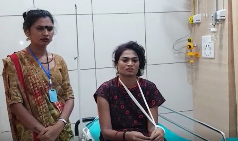 વિજલપોરનાં વિઠ્ઠલમંદિર વિસ્તાર નજીક ધટના બનવા પામી હતી જેના પગલે સ્થાનિક કિન્નરોને ગુરુમાતા સંજના કુવરબાઈ પર હમલો થયાની જાન થતા મોટી સંખ્યામાં કિન્નરો એકત્રિત થઇ ફર્જી કિન્નરોને પકડી પાડી જાહેરમાં મેથીપાક આપ્યો હતો. અને જાહેર માર્ગ પર શેહરીજનોને આ ફર્જી કિન્નરોના કપડાં ઉતારી લોકોને સામે ભેદ ખોલી પોલીસ સ્ટેશનમાં હાજર કર્યા છે. વિજલપોરનાં વિઠ્ઠલમંદિર વિસ્તાર નજીક ધટના બનવા પામી હતી જેના પગલે સ્થાનિક કિન્નરોને ગુરુમાતા સંજના કુવરબાઈ પર હમલો થયાની જાન થતા મોટી સંખ્યામાં કિન્નરો એકત્રિત થઇ ફર્જી કિન્નરોને પકડી પાડી જાહેરમાં મેથીપાક આપ્યો હતો. અને જાહેર માર્ગ પર શેહરીજનોને આ ફર્જી કિન્નરોના કપડાં ઉતારી લોકોને સામે ભેદ ખોલી પોલીસ સ્ટેશનમાં હાજર કર્યા છે.