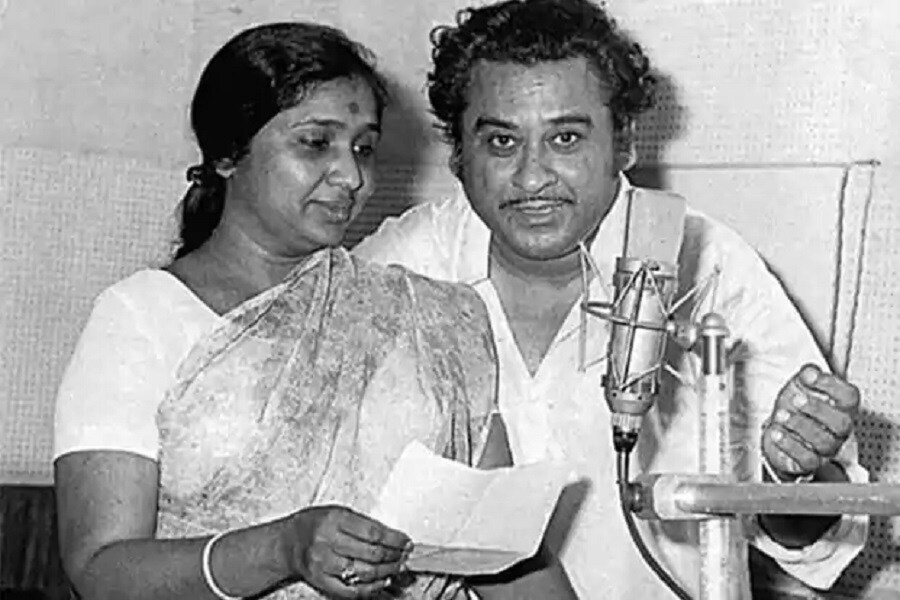 આપને જણાવી દઇએ કે, કિશોર દાએ વર્ષ 1957માં આવેલી ફિલ્મ 'ફંટૂશ'નાં 'દુખી મન મેરે' ગીતથી એવી ધાક જમાવી કે ત્યારથી તેમનો સિક્કો ઇન્ડસ્ટ્રીમાં બેસી ગયો. આ બાદ SD બર્મને કિશોર કુમારનાં નિર્દેશનમાં ઘણાં સોન્ગ ગાયા હતાં. કિશોર દાએ હિન્દીની સાથે તસાથે તમિલ, મરાઠી, અસમી, ગુજરાતી, કન્નડ, ભોજપુરી, મલયાલમ અને ઉડિયા ફિલ્મોમાં પણ ગીત ગાયા છે. તેમને આઠ ફિલ્મ ફેર એવોર્ડ મળી ગયા છે. તેમને પહેલો ફિલ્મ ફેર એવોર્ડ 1969માં ફિલ્મ 'આરાધના'નાં ગીત 'રુપ તેરા મસ્તાના.. પ્યાર મેરા દીવાના..' માટે મળ્યો હતો. આપને જણાવી દઇએ કે, કિશોર દાએ વર્ષ 1957માં આવેલી ફિલ્મ 'ફંટૂશ'નાં 'દુખી મન મેરે' ગીતથી એવી ધાક જમાવી કે ત્યારથી તેમનો સિક્કો ઇન્ડસ્ટ્રીમાં બેસી ગયો. આ બાદ SD બર્મને કિશોર કુમારનાં નિર્દેશનમાં ઘણાં સોન્ગ ગાયા હતાં. કિશોર દાએ હિન્દીની સાથે તસાથે તમિલ, મરાઠી, અસમી, ગુજરાતી, કન્નડ, ભોજપુરી, મલયાલમ અને ઉડિયા ફિલ્મોમાં પણ ગીત ગાયા છે. તેમને આઠ ફિલ્મ ફેર એવોર્ડ મળી ગયા છે. તેમને પહેલો ફિલ્મ ફેર એવોર્ડ 1969માં ફિલ્મ 'આરાધના'નાં ગીત 'રુપ તેરા મસ્તાના.. પ્યાર મેરા દીવાના..' માટે મળ્યો હતો.