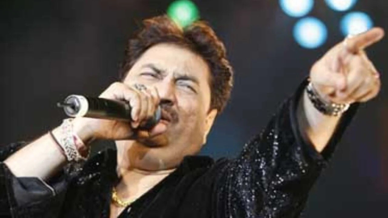 કુમાર સાનૂ (Kumar Sanu)ને આ વાતની માહિતી ત્યારે મળી જ્યારે તેઓ અમેરિકાની હવાઇ યાત્રા કરતા પહેલાં તેમનાં જરૂરી કોવિડ ટેસ્ટ કરાવ્યો હતો. તેમનો ટેસ્ટ રિપોર્ટ પોઝિટિવ આવ્યો હતો. ટાઇમ્સ ઓફ ઇન્ડિયાની ખબર પ્રમાણે, કોરોના રિપોર્ટ આવ્યા બાદ તેમને તેમની અમેરિકાની યાત્રા રદ્દ કરવી પડી હતી અને પોતાને હોમ ક્વૉરન્ટીન કરવાનો નિર્ણય તેમણે લીધો હતો. કુમાર સાનૂ (Kumar Sanu)ને આ વાતની માહિતી ત્યારે મળી જ્યારે તેઓ અમેરિકાની હવાઇ યાત્રા કરતા પહેલાં તેમનાં જરૂરી કોવિડ ટેસ્ટ કરાવ્યો હતો. તેમનો ટેસ્ટ રિપોર્ટ પોઝિટિવ આવ્યો હતો. ટાઇમ્સ ઓફ ઇન્ડિયાની ખબર પ્રમાણે, કોરોના રિપોર્ટ આવ્યા બાદ તેમને તેમની અમેરિકાની યાત્રા રદ્દ કરવી પડી હતી અને પોતાને હોમ ક્વૉરન્ટીન કરવાનો નિર્ણય તેમણે લીધો હતો.