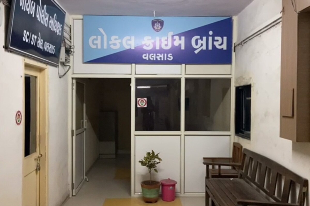 હવે બુટલેગરોએ રોડ માર્ગે પોલીસનું દબાણ વધતા દરિયાઈ માર્ગે દારૂની ઘૂસણખોરી કરવાનું શરૂ કર્યું છે. જોકે, વલસાડ એલસીબી પોલીસ બુટલેગરોથી એક કદમ આગળ હોય તેમ બુટલેગરોની આ યુક્તિને પણ આબાદ ઝડપી પાડી છે. વલસાડના ભદેલી જગાલાલા દરિયાકિનારા અને ઔરંગા નદીના સંગમ સ્થળ પરથી પોલીસે 2.71 લાખથી વધુની કિંમતનો વિદેશી દારૂનો જથ્થો ઝડપી આરોપીઓ વિરુદ્ધ કાયદેસરની કાર્યવાહી હાથ ધરી છે. હવે બુટલેગરોએ રોડ માર્ગે પોલીસનું દબાણ વધતા દરિયાઈ માર્ગે દારૂની ઘૂસણખોરી કરવાનું શરૂ કર્યું છે. જોકે, વલસાડ એલસીબી પોલીસ બુટલેગરોથી એક કદમ આગળ હોય તેમ બુટલેગરોની આ યુક્તિને પણ આબાદ ઝડપી પાડી છે. વલસાડના ભદેલી જગાલાલા દરિયાકિનારા અને ઔરંગા નદીના સંગમ સ્થળ પરથી પોલીસે 2.71 લાખથી વધુની કિંમતનો વિદેશી દારૂનો જથ્થો ઝડપી આરોપીઓ વિરુદ્ધ કાયદેસરની કાર્યવાહી હાથ ધરી છે.