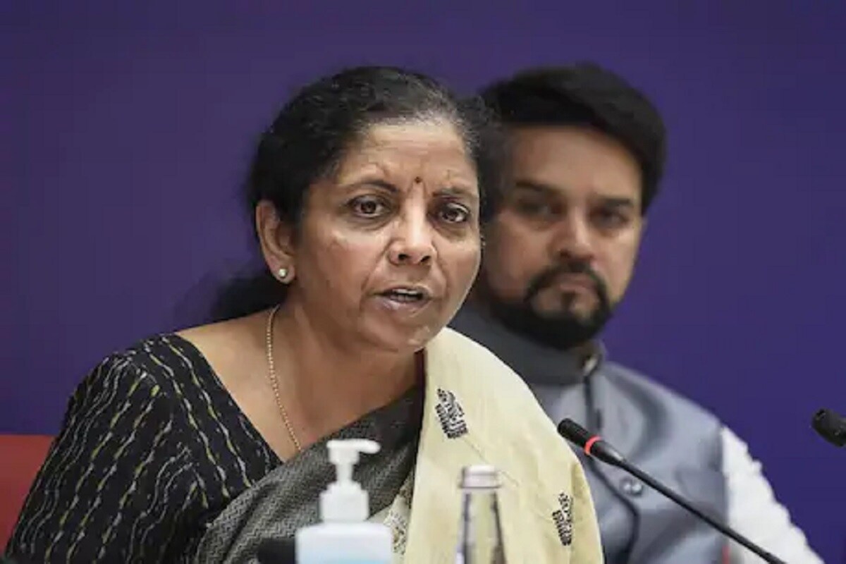 નવી દિલ્હી : વિત્ત મંત્રી નિર્મલા સીતારમણ (Nirmala Sitharaman)સાથે મળીને વિત્ત રાજ્યમંત્રી અનુરાગસિંહ ઠાકુર (anurag singh thakur)પણ કોરોના વાયરસ મહામારીથી પ્રભાવિત અર્થવ્યવસ્થાને બહાર લાવવાના પ્રયત્નમાં લાગી ગયા છે. તેમણે કહ્યું કે અર્થવ્યવસ્થાની હાલત સુધારવા માટે કેન્દ્ર સરકાર આગળ પણ જરૂરી પગલા ભરવા માટે તૈયાર છે. સાથે એ વાતનો પણ સંકેત આપ્યો છે કે જલ્દી પ્રાઇવેટ સેક્ટરના કર્મચારીઓ માટે પણ LTC (Leave Travel Allowances) તસવીર સ્પષ્ટ કરવામાં આવશે. હાલમાં જાહેર કરેલા પ્રોત્સાહનને (Stimulus)લઈને તેમણે કહ્યું કે સરકારનો ઉદ્દેશ્ય છે કે વંચિત અને ગરીબ વર્ગને જરૂરી મદદ પહોંચાડવાનો છે. આ પેકેજની જાહેરાત ભલે સરકારી કર્મચારીઓ માટે કરવામાં આવી હોય પણ થોડો ખર્ચ એવી વસ્તુઓ પર થવાનો છે. જેનો સીધો લાભ નાના વેપારીઓને મળી શકશે. નવી દિલ્હી : વિત્ત મંત્રી નિર્મલા સીતારમણ (Nirmala Sitharaman)સાથે મળીને વિત્ત રાજ્યમંત્રી અનુરાગસિંહ ઠાકુર (anurag singh thakur)પણ કોરોના વાયરસ મહામારીથી પ્રભાવિત અર્થવ્યવસ્થાને બહાર લાવવાના પ્રયત્નમાં લાગી ગયા છે. તેમણે કહ્યું કે અર્થવ્યવસ્થાની હાલત સુધારવા માટે કેન્દ્ર સરકાર આગળ પણ જરૂરી પગલા ભરવા માટે તૈયાર છે. સાથે એ વાતનો પણ સંકેત આપ્યો છે કે જલ્દી પ્રાઇવેટ સેક્ટરના કર્મચારીઓ માટે પણ LTC (Leave Travel Allowances) તસવીર સ્પષ્ટ કરવામાં આવશે. હાલમાં જાહેર કરેલા પ્રોત્સાહનને (Stimulus)લઈને તેમણે કહ્યું કે સરકારનો ઉદ્દેશ્ય છે કે વંચિત અને ગરીબ વર્ગને જરૂરી મદદ પહોંચાડવાનો છે. આ પેકેજની જાહેરાત ભલે સરકારી કર્મચારીઓ માટે કરવામાં આવી હોય પણ થોડો ખર્ચ એવી વસ્તુઓ પર થવાનો છે. જેનો સીધો લાભ નાના વેપારીઓને મળી શકશે.