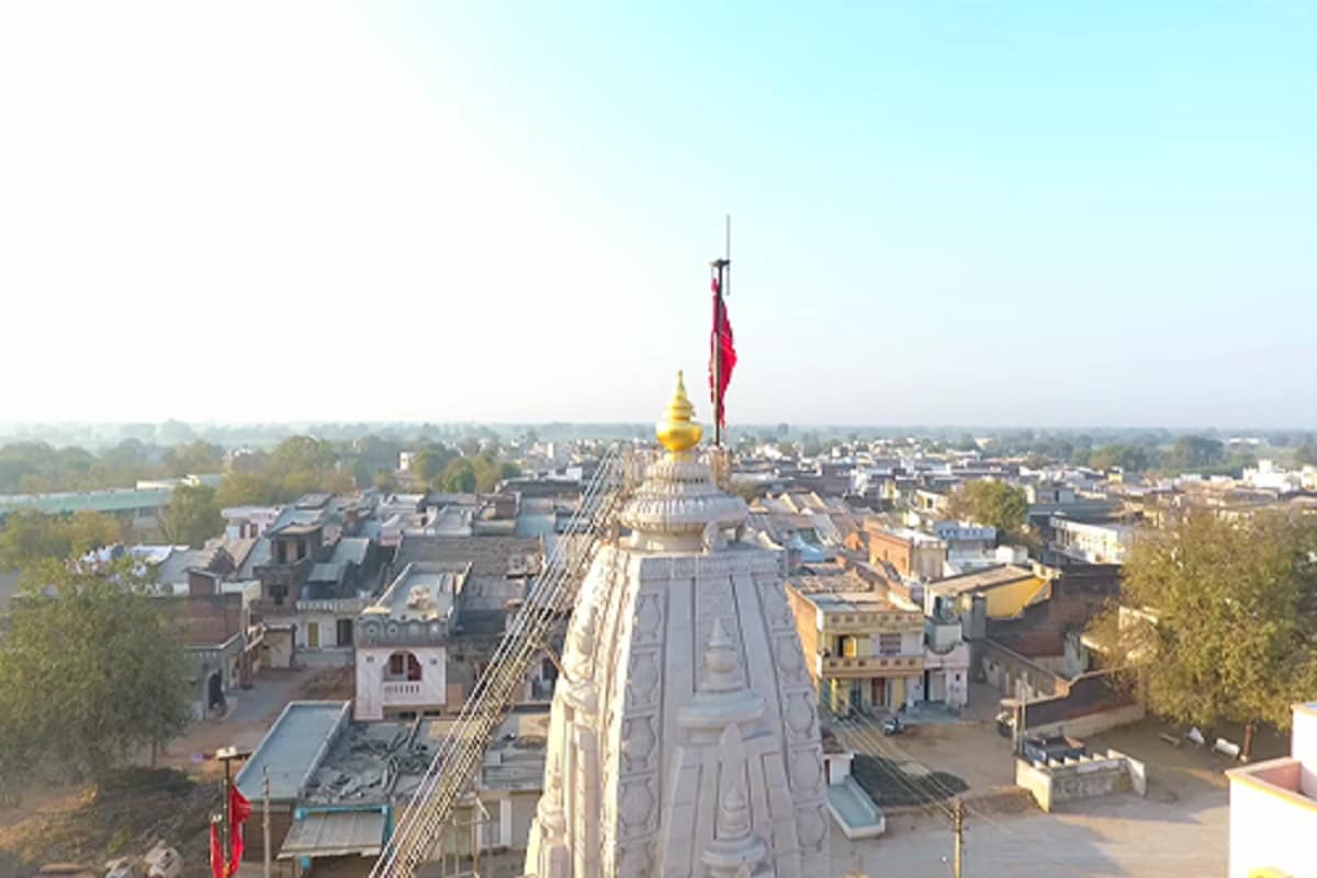 અહીં વર્ષોથી એવી પણ પરંપરા છે કે, ગામના લોકો અથવા બહાર રહેતા હોય અને પુત્ર-સંતાનનો જન્મ થયો હોય તો, દશેરાના દિવસે માતાજીને શક્તિ પ્રમાણે ચાંદી, તાંબા તથા માટીના ગરબા માતાજીના ચરણે અર્પણ કરવામાં આવે છે. અહીં વર્ષોથી એવી પણ પરંપરા છે કે, ગામના લોકો અથવા બહાર રહેતા હોય અને પુત્ર-સંતાનનો જન્મ થયો હોય તો, દશેરાના દિવસે માતાજીને શક્તિ પ્રમાણે ચાંદી, તાંબા તથા માટીના ગરબા માતાજીના ચરણે અર્પણ કરવામાં આવે છે.