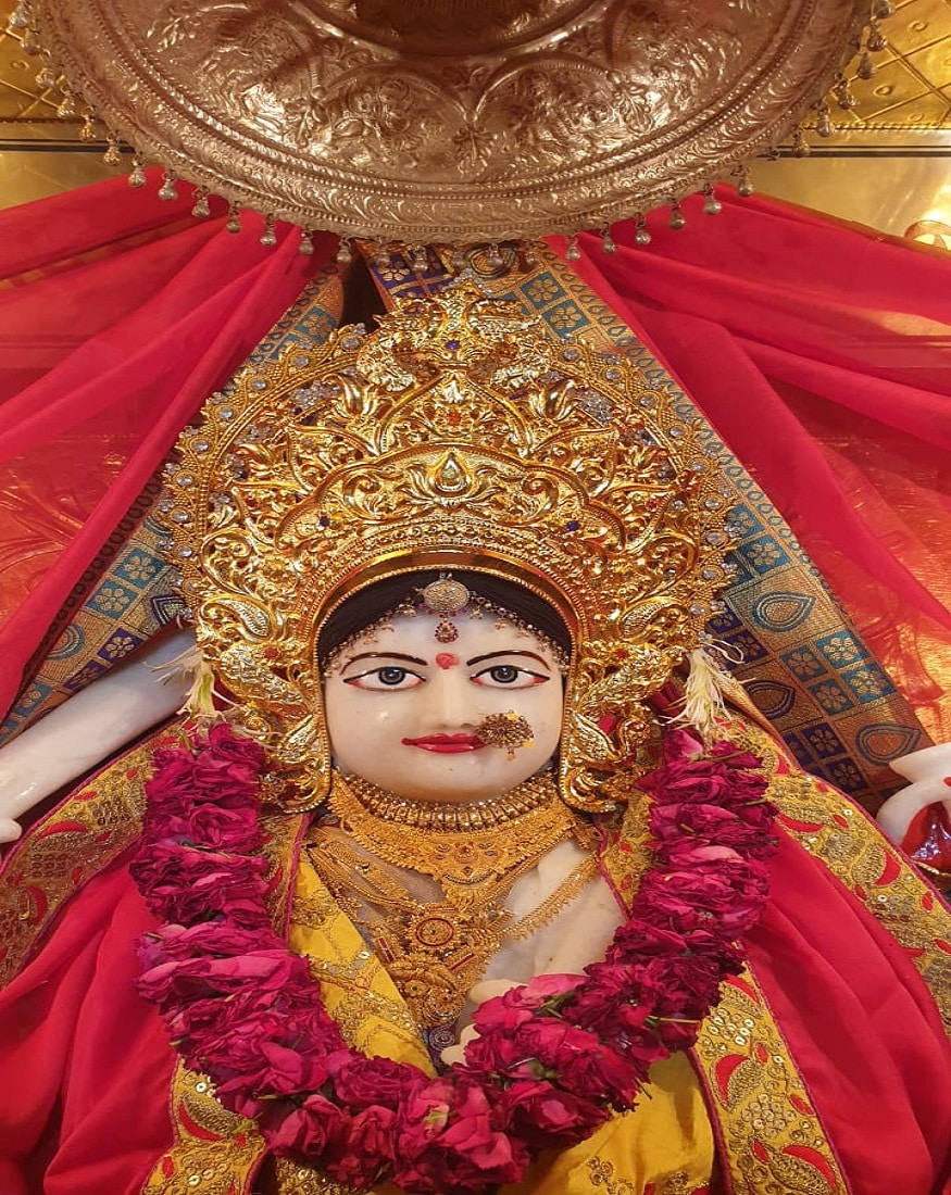 લાડોલ હરસિદ્ધમાતાજી મંદિરના આચાર્ય વિશ્વાસભાઈએ આ મામલે માહિતી આપતા જણાવ્યું હતું કે, જે દંપતિને સંતાન ન હોય તે દશેરાના દિવસે આદ્યશક્તિ હરસિદ્ધમાતાની આગળ ગરબાની માનતા રાખે છે, તેમની માનતા મા જરૂર પૂર્ણ કરે છે, અને સંતાન થયા પછી ભક્તો માતાજીની ગરબો અર્પણ કરે છે. દશેરાના દિવસે તો મંદિર પરિસર ચાંદી, તાંબા અને માટીના ગરબાથી ભરાઈ જાય છે. વિશ્વાસભાઈ જાનીએ આ સિવાય જણાવ્યું હતું કે, હરસિધ્ધ શક્તિ પીઠ લાડોલ ખાતે આ વર્ષે દિવાળીના તહેવારમાં પ્રથમ વખત હરસિધ્ધ મહાયજ્ઞ યોજાવા જઈ રહ્યો છે. તારીખ 19-11-2020 ગુરૂવારે (લાભપાંચમથી 22-11-2020 (આઠમ) રવિવાર સુધી આ મંત્ર જાપ મહાઅનુષ્ઠાન ચાલશે. તેમણે કહ્યું હતું કે, સરકારની ગાઈડ લાઈન પ્રમાણે તમામ નિયમોના પાલન સાથે આ ઉત્સવ મનાવાવમાં આવશે. જેથી આ પ્રસંગે ફક્ત સાધકો તથા દાતાઓ દ્વારા જ યજ્ઞ થશે. આ સંપૂર્ણ મહાયજ્ઞ ફેસબુક તથા યુટ્યુબના માધ્યમથી માતાજીના પેજ પર આખો દિવસ લાઈવ કરવામાં આવશે, જેથી ભક્તો પોતાના ઘરે બેસી જ પ્રસંગનો અને માતાજીના હવનનો લાભ લઈ શકશે. લાડોલ હરસિદ્ધમાતાજી મંદિરના આચાર્ય વિશ્વાસભાઈએ આ મામલે માહિતી આપતા જણાવ્યું હતું કે, જે દંપતિને સંતાન ન હોય તે દશેરાના દિવસે આદ્યશક્તિ હરસિદ્ધમાતાની આગળ ગરબાની માનતા રાખે છે, તેમની માનતા મા જરૂર પૂર્ણ કરે છે, અને સંતાન થયા પછી ભક્તો માતાજીની ગરબો અર્પણ કરે છે. દશેરાના દિવસે તો મંદિર પરિસર ચાંદી, તાંબા અને માટીના ગરબાથી ભરાઈ જાય છે. વિશ્વાસભાઈ જાનીએ આ સિવાય જણાવ્યું હતું કે, હરસિધ્ધ શક્તિ પીઠ લાડોલ ખાતે આ વર્ષે દિવાળીના તહેવારમાં પ્રથમ વખત હરસિધ્ધ મહાયજ્ઞ યોજાવા જઈ રહ્યો છે. તારીખ 19-11-2020 ગુરૂવારે (લાભપાંચમથી 22-11-2020 (આઠમ) રવિવાર સુધી આ મંત્ર જાપ મહાઅનુષ્ઠાન ચાલશે. તેમણે કહ્યું હતું કે, સરકારની ગાઈડ લાઈન પ્રમાણે તમામ નિયમોના પાલન સાથે આ ઉત્સવ મનાવાવમાં આવશે. જેથી આ પ્રસંગે ફક્ત સાધકો તથા દાતાઓ દ્વારા જ યજ્ઞ થશે. આ સંપૂર્ણ મહાયજ્ઞ ફેસબુક તથા યુટ્યુબના માધ્યમથી માતાજીના પેજ પર આખો દિવસ લાઈવ કરવામાં આવશે, જેથી ભક્તો પોતાના ઘરે બેસી જ પ્રસંગનો અને માતાજીના હવનનો લાભ લઈ શકશે.