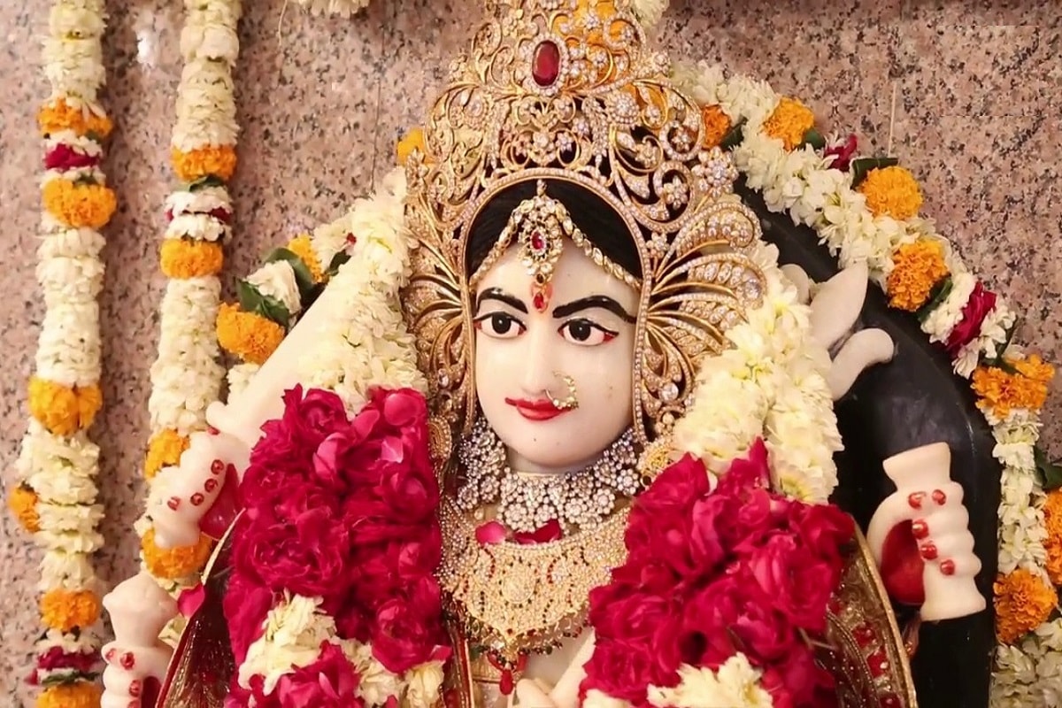 વિજાપુર: ગુજરાતના મહેસાણા જિલ્લાના વિજાપુર તાલુકાના લાડોલ ગામે મા હરસિદ્ધ માતાનું 200 વર્ષ જુનું મંદિર આવેલું છે. આ મંદિરની સ્થાપના સિધ્ધરાજ જયસિંહ દ્વારા કરવામાં આવી હતી. હરસિધ્ધ માતાજીને શિવ શક્તિ સ્વરૂપ પણ કહેવામાં આવે છે. માં હરસિધ્ધિની પૂજાથી શિવ અને શક્તિની પૂજાનું ફળ મળે છે, તેવું શાસ્ત્રોમાં કહેવામાં આવ્યું છે. લાડોલમાં આવેલ હરસિધ્ધ મંદિરનો મહિમા અનોખો છે. મા હરસિધ્ધને તંત્ર-મંત્રની આદ્યશક્તિ દેવી પણ કહેવામાં આવે છે. જેથી લાડોલ ખાતે નવરાત્રી દરમિયાન માતાજીની રાજભોગની જગ્યાએ સૂરણનું શાક, શીરો તથા દહીંનો ભોગ ધરાવવામાં આવે છે. આઠ દિવસ સુધી માતાજીને ફરાળ ધરાવવાની લાડોલમાં અનોખી પરંપરા છે. એહીં નોમના દિવસે નૈવૈધ ધરાવીને માતાજીને રાજ ભોગ ધરાવવામાં આવે છે. વિજાપુર: ગુજરાતના મહેસાણા જિલ્લાના વિજાપુર તાલુકાના લાડોલ ગામે મા હરસિદ્ધ માતાનું 200 વર્ષ જુનું મંદિર આવેલું છે. આ મંદિરની સ્થાપના સિધ્ધરાજ જયસિંહ દ્વારા કરવામાં આવી હતી. હરસિધ્ધ માતાજીને શિવ શક્તિ સ્વરૂપ પણ કહેવામાં આવે છે. માં હરસિધ્ધિની પૂજાથી શિવ અને શક્તિની પૂજાનું ફળ મળે છે, તેવું શાસ્ત્રોમાં કહેવામાં આવ્યું છે. લાડોલમાં આવેલ હરસિધ્ધ મંદિરનો મહિમા અનોખો છે. મા હરસિધ્ધને તંત્ર-મંત્રની આદ્યશક્તિ દેવી પણ કહેવામાં આવે છે. જેથી લાડોલ ખાતે નવરાત્રી દરમિયાન માતાજીની રાજભોગની જગ્યાએ સૂરણનું શાક, શીરો તથા દહીંનો ભોગ ધરાવવામાં આવે છે. આઠ દિવસ સુધી માતાજીને ફરાળ ધરાવવાની લાડોલમાં અનોખી પરંપરા છે. એહીં નોમના દિવસે નૈવૈધ ધરાવીને માતાજીને રાજ ભોગ ધરાવવામાં આવે છે.
