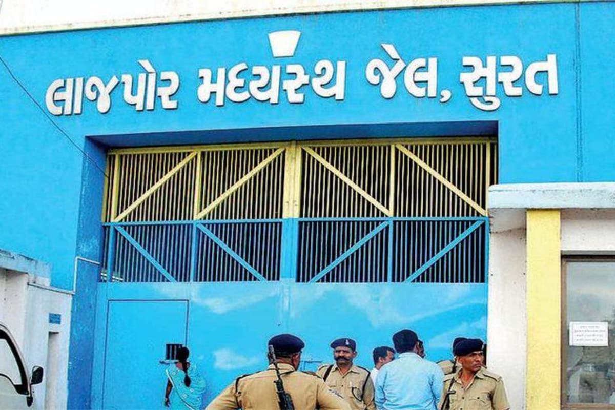 મૃતકના પિતાએ કહ્યું કે 'ગઈકાલે રાત્રે મારા દિકરાએ આત્મહત્યા કરી લીધી છે તેવી જાણ પોલીસે ઘરે આવીને કરી હતી. અમને કહ્યું કે તમે કાલે સવારે સિવિલમાં આવી જાજો તમને ત્યાંથી મૃતદેહ મળી જશે. જોકે, હજુ સુધી તેનો મૃતદેહ જોવા પણ મળ્યો નથી. ભેલ મારો દિકરો ખૂન કેસમાં હતો પરંતુ મારે આ ઘટનાની હકિકત જાણવી છે.' મૃતકના પિતાએ કહ્યું કે 'ગઈકાલે રાત્રે મારા દિકરાએ આત્મહત્યા કરી લીધી છે તેવી જાણ પોલીસે ઘરે આવીને કરી હતી. અમને કહ્યું કે તમે કાલે સવારે સિવિલમાં આવી જાજો તમને ત્યાંથી મૃતદેહ મળી જશે. જોકે, હજુ સુધી તેનો મૃતદેહ જોવા પણ મળ્યો નથી. ભેલ મારો દિકરો ખૂન કેસમાં હતો પરંતુ મારે આ ઘટનાની હકિકત જાણવી છે.'