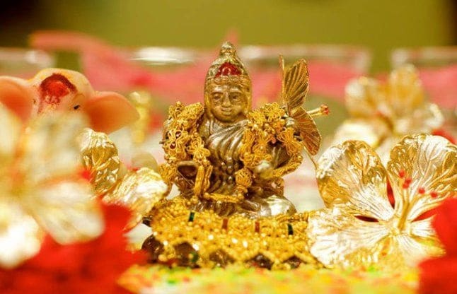 દિવાળીનાં દિવસે ગુરુ ગ્રહ પોતાની જ રાશિ ધનમાં અને શનિ પોતાની જ રાશિ મકરમાં છે. જ્યારે શુક્ર ગ્રહ કન્યા રાશિમાં નીચનો છે. આ માટે જ દિવાળીનાં દિવસે ત્રણ મોટા ગ્રહોનો જે દુર્લભ સંયોગ રચાઇ રહ્યો છે તે 499 વર્ષ બાદ રચાઇ રહ્યો છે. દિવાળીનાં દિવસે ગુરુ ગ્રહ પોતાની જ રાશિ ધનમાં અને શનિ પોતાની જ રાશિ મકરમાં છે. જ્યારે શુક્ર ગ્રહ કન્યા રાશિમાં નીચનો છે. આ માટે જ દિવાળીનાં દિવસે ત્રણ મોટા ગ્રહોનો જે દુર્લભ સંયોગ રચાઇ રહ્યો છે તે 499 વર્ષ બાદ રચાઇ રહ્યો છે.