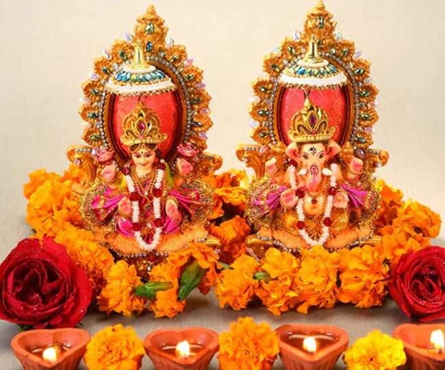 14 નવેમ્બરનાં રોજ ચૌદસ તિથિ બપોરે 1.16 વાગ્યા સુધી રહેશે જે બાદ અમાસની તિથિ લાગશે એટલે કે દિવાળી ગણાશે. તેથી આ વખતે લક્ષ્મી પૂજનનું મુહૂર્ત સંધ્યાકાળથી રાતનું જ રહેશે. 15 નવેમ્બરના રોજ અમાસ તિથિ સવારે 10.16 સુધી રહેશે, એટલે દિવાળી 14 નવેમ્બરે ઊજવવી શ્રેષ્ઠ રહેશે. 15 તારીખે માત્ર સ્નાન-દાનની અમાસ ઊજવવામાં આવશે. 14 નવેમ્બરનાં રોજ ચૌદસ તિથિ બપોરે 1.16 વાગ્યા સુધી રહેશે જે બાદ અમાસની તિથિ લાગશે એટલે કે દિવાળી ગણાશે. તેથી આ વખતે લક્ષ્મી પૂજનનું મુહૂર્ત સંધ્યાકાળથી રાતનું જ રહેશે. 15 નવેમ્બરના રોજ અમાસ તિથિ સવારે 10.16 સુધી રહેશે, એટલે દિવાળી 14 નવેમ્બરે ઊજવવી શ્રેષ્ઠ રહેશે. 15 તારીખે માત્ર સ્નાન-દાનની અમાસ ઊજવવામાં આવશે.