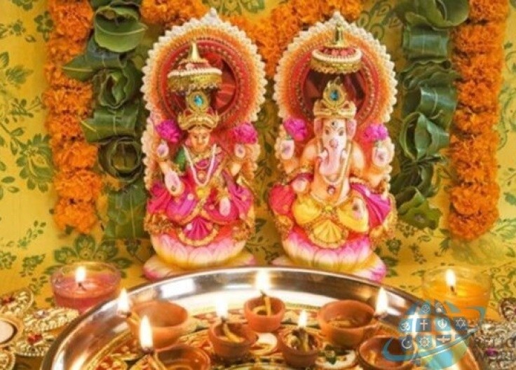 દિવાળીનાં દિવસે આ રીતે કરો લક્ષ્મી માતાનું પૂજન- એક બાજઠ લો, તેનાં પર સ્વચ્છ વસ્ત્ર પાથરો, અને માતા લક્ષ્મી, સરસ્વતી અને ગણેશજીની મૂર્તિઓ રાખો, મૂર્તિઓને પૂર્વ અથવા પશ્ચિમ દિશા તરફ મુખ રાખવું. મૃર્તિને ગંગાજળથી સ્વચ્છ કરી માતાને આસન પર બેસાડો. એક હાથમાં ગંગાજળ લઇ સંકલ્પ કરો શુદ્ધ જળથી માતા લક્ષ્મીની પૂજા કરો. કળશમાં મોલી નાખો અને તેની ઉપર આસોપાલવનાં પાન રાખો, સોપારી, દૂર્વા, અક્ષત, સિક્કો પણ રાખો. આ કળશ પર એખ નાળિયેર મૂકો આ રીતે માતા લક્ષ્મીનું પૂજન કરો. દિવાળીનાં દિવસે આ રીતે કરો લક્ષ્મી માતાનું પૂજન- એક બાજઠ લો, તેનાં પર સ્વચ્છ વસ્ત્ર પાથરો, અને માતા લક્ષ્મી, સરસ્વતી અને ગણેશજીની મૂર્તિઓ રાખો, મૂર્તિઓને પૂર્વ અથવા પશ્ચિમ દિશા તરફ મુખ રાખવું. મૃર્તિને ગંગાજળથી સ્વચ્છ કરી માતાને આસન પર બેસાડો. એક હાથમાં ગંગાજળ લઇ સંકલ્પ કરો શુદ્ધ જળથી માતા લક્ષ્મીની પૂજા કરો. કળશમાં મોલી નાખો અને તેની ઉપર આસોપાલવનાં પાન રાખો, સોપારી, દૂર્વા, અક્ષત, સિક્કો પણ રાખો. આ કળશ પર એખ નાળિયેર મૂકો આ રીતે માતા લક્ષ્મીનું પૂજન કરો.