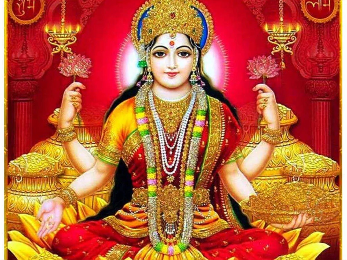 કોજાગરી પૂજાનું મહત્વ- એવી માન્યતા છે કે, શરદ પૂનમનાં ચંદ્રમા 16 કળાઓથી ખીલે છે અને આ કિરણોમાં અમૃતનાં ગુણ હોય છે.આ દિવસો ચંદ્રમાની કિરણોથી અમૃત વર્ષા થાય છે. આ દિવસે આકાશમાંથી અમૃત વર્ષે છે. એટલે જ આ રાત્રે દૂધપાકનો પ્રસાદ ચંદ્રની ચાદનીમાં ખુલો રાખવામાં આવે છે જેથી ચંદ્ર કિરણો તેમાં પડે અને દૂધ પાક અમૃત સમાન બની જાય. તેનું સેવન કરવું ખુબજ શુભ માનવામાં આવે છે. કોજાગરી પૂજાનું મહત્વ- એવી માન્યતા છે કે, શરદ પૂનમનાં ચંદ્રમા 16 કળાઓથી ખીલે છે અને આ કિરણોમાં અમૃતનાં ગુણ હોય છે.આ દિવસો ચંદ્રમાની કિરણોથી અમૃત વર્ષા થાય છે. આ દિવસે આકાશમાંથી અમૃત વર્ષે છે. એટલે જ આ રાત્રે દૂધપાકનો પ્રસાદ ચંદ્રની ચાદનીમાં ખુલો રાખવામાં આવે છે જેથી ચંદ્ર કિરણો તેમાં પડે અને દૂધ પાક અમૃત સમાન બની જાય. તેનું સેવન કરવું ખુબજ શુભ માનવામાં આવે છે.