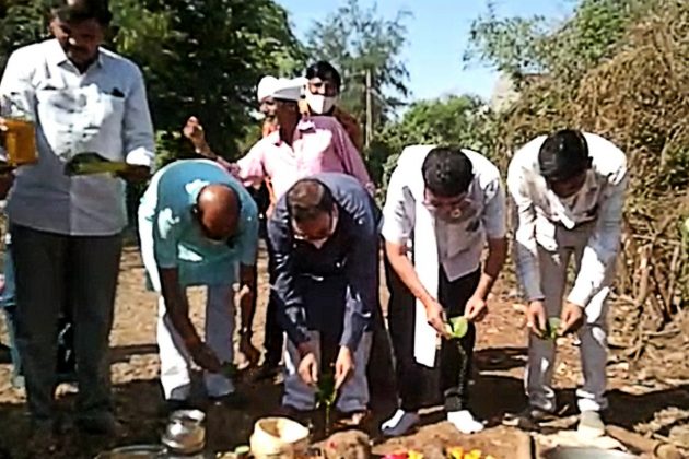 ભાજપ સાંસદ મનસુખ વસાવા પણ ખફા છે, એમણે જણાવ્યું હતું કે, હંમેશા ભૂમિપૂજન અબીલ-ગુલાલ, કંકુ-ચોખા તથા દૂધ, જળ (પાણી) થી પૂજન કરવામાં આવે છે. તેના બદલે ખાખરના પાનમાં દારૂ લઈને લાઈનમાં ઊભા રહીને દારૂથી અભિષેક કરતા નેતાઓ ખાતમુહૂર્ત કરી રહ્યાં છે તથા એ પણ જાણવા મળ્યું છે કે કેટલાંકે આ પ્રસાદી પણ લીધી. જેમાં ઘણા બધાં લોકોએ નારાજગી વ્યક્ત કરી છે. સરકાર દારૂબંધીનો કાયદો કડક બનાવે છે, વ્યસન મુક્તિ અભિયાન ચલાવે છે અને સાધુ-સંતો, ધાર્મિક સંપ્રદાયો પણ સમાજ સુધારણા માટે અને દારૂ જુગાર જેવા વ્યસનોથી દૂર રહેવા રાત-દિવસ મહેનત કરી રહ્યા છે, તો નેતાઓનો આ વ્યવહાર જોઈ આનાથી કેવો સંદેશો તેઓ આદિવાસી સમાજને આપવા માંગે છે? ભાજપ સાંસદ મનસુખ વસાવા પણ ખફા છે, એમણે જણાવ્યું હતું કે, હંમેશા ભૂમિપૂજન અબીલ-ગુલાલ, કંકુ-ચોખા તથા દૂધ, જળ (પાણી) થી પૂજન કરવામાં આવે છે. તેના બદલે ખાખરના પાનમાં દારૂ લઈને લાઈનમાં ઊભા રહીને દારૂથી અભિષેક કરતા નેતાઓ ખાતમુહૂર્ત કરી રહ્યાં છે તથા એ પણ જાણવા મળ્યું છે કે કેટલાંકે આ પ્રસાદી પણ લીધી. જેમાં ઘણા બધાં લોકોએ નારાજગી વ્યક્ત કરી છે. સરકાર દારૂબંધીનો કાયદો કડક બનાવે છે, વ્યસન મુક્તિ અભિયાન ચલાવે છે અને સાધુ-સંતો, ધાર્મિક સંપ્રદાયો પણ સમાજ સુધારણા માટે અને દારૂ જુગાર જેવા વ્યસનોથી દૂર રહેવા રાત-દિવસ મહેનત કરી રહ્યા છે, તો નેતાઓનો આ વ્યવહાર જોઈ આનાથી કેવો સંદેશો તેઓ આદિવાસી સમાજને આપવા માંગે છે?