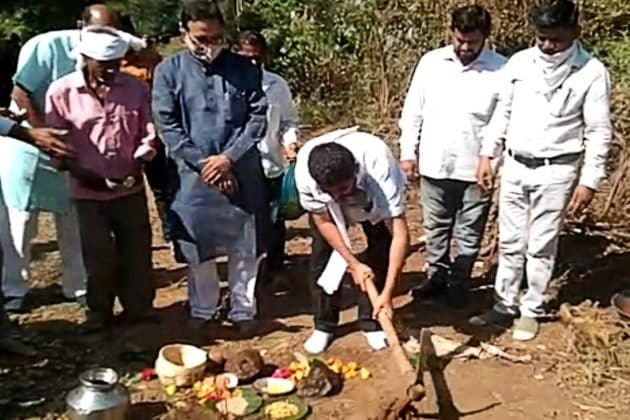 ભાજપ સાંસદ મનસુખ વસાવાએ જણાવ્યું હતું કે હંમેશા આપણા વ્યવહારો તથા કાર્યક્રમો એવા હોવા જોઈએ કે જેનાથી સમાજ પ્રેરણા લઈ શકે. પરંતુ આ પાનવાળું દ્રશ્ય જોઈને ઘણા બધા લોકો ટીકા-ટિપ્પણીઓ કરી રહ્યા છે, તેથી ભવિષ્યમાં આવા કાર્યક્રમો ન કરતા આમ પ્રજામાં એક સારો સંદેશો જાય તેવા કાર્યક્રમો કરવા જોઈએ. ભાજપ સાંસદ મનસુખ વસાવાએ જણાવ્યું હતું કે હંમેશા આપણા વ્યવહારો તથા કાર્યક્રમો એવા હોવા જોઈએ કે જેનાથી સમાજ પ્રેરણા લઈ શકે. પરંતુ આ પાનવાળું દ્રશ્ય જોઈને ઘણા બધા લોકો ટીકા-ટિપ્પણીઓ કરી રહ્યા છે, તેથી ભવિષ્યમાં આવા કાર્યક્રમો ન કરતા આમ પ્રજામાં એક સારો સંદેશો જાય તેવા કાર્યક્રમો કરવા જોઈએ.