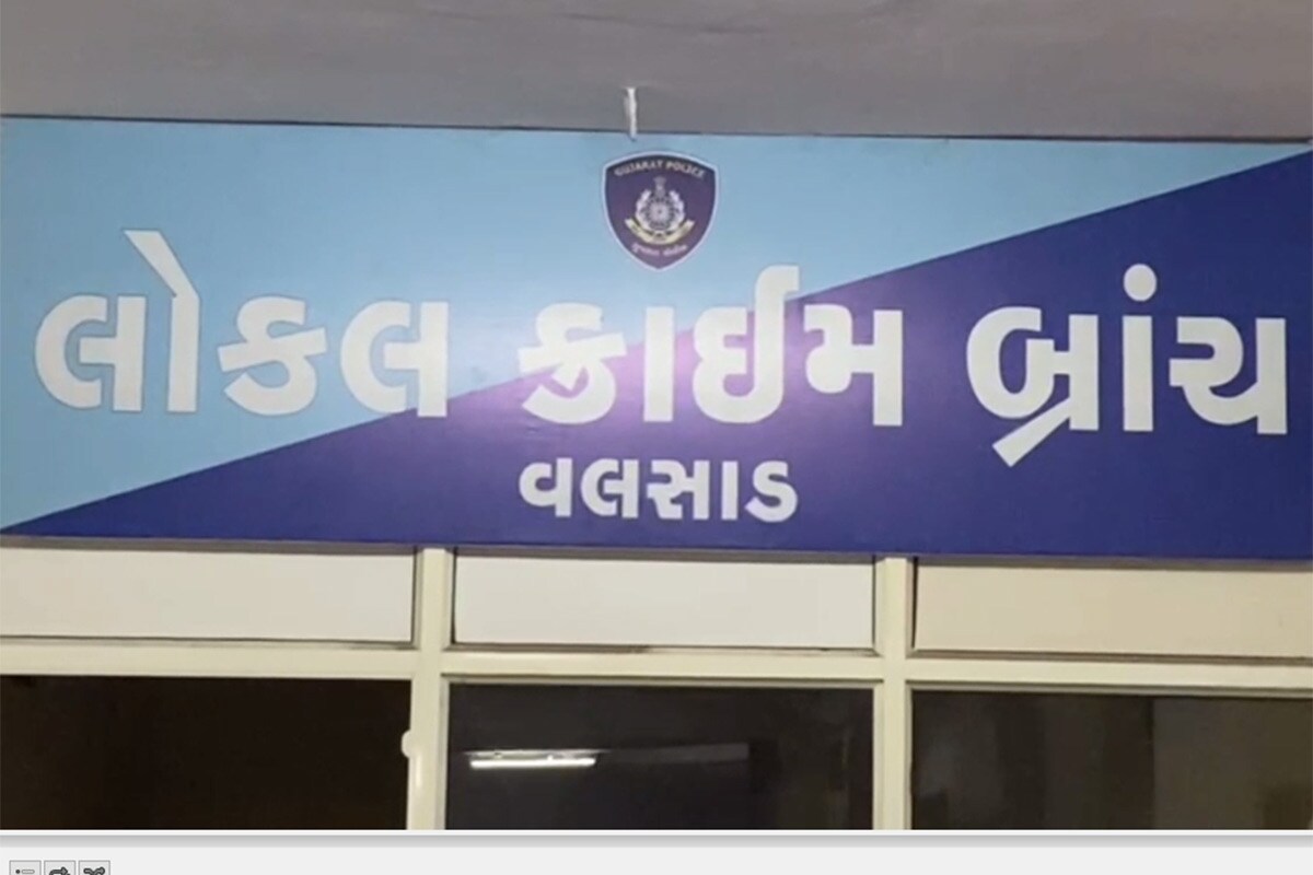 મહત્વપૂર્ણ છે કે છેલ્લા કેટલાક સમયથી રાજ્યમાં દારૂબંધીને લઇ અનેક વિવાદો ઊભા થઈ ગયા છે. રાજ્યના રાજકીય અગ્રણીઓ પણ દારૂબંધી મુદ્દે ગંભીર આક્ષેપો કરી ચૂક્યા છે. ત્યારે હવે ચૂંટણી વખતે રાજ્યમાં દારૂની હેરફેર પર લગામ લગાવવા માટે પોલીસે ચેકપોસ્ટ અને મુખ્ય રસ્તાઓ પર ચેકિંગ હાથ ધર્યું છે. છતાં બુટલેગરો અવનવી તરકીબો અજમાવી અને વિદેશી દારૂની હેરાફેરી કરવાના કીમિયા અજમાવતા રહે છે. મહત્વપૂર્ણ છે કે છેલ્લા કેટલાક સમયથી રાજ્યમાં દારૂબંધીને લઇ અનેક વિવાદો ઊભા થઈ ગયા છે. રાજ્યના રાજકીય અગ્રણીઓ પણ દારૂબંધી મુદ્દે ગંભીર આક્ષેપો કરી ચૂક્યા છે. ત્યારે હવે ચૂંટણી વખતે રાજ્યમાં દારૂની હેરફેર પર લગામ લગાવવા માટે પોલીસે ચેકપોસ્ટ અને મુખ્ય રસ્તાઓ પર ચેકિંગ હાથ ધર્યું છે. છતાં બુટલેગરો અવનવી તરકીબો અજમાવી અને વિદેશી દારૂની હેરાફેરી કરવાના કીમિયા અજમાવતા રહે છે.