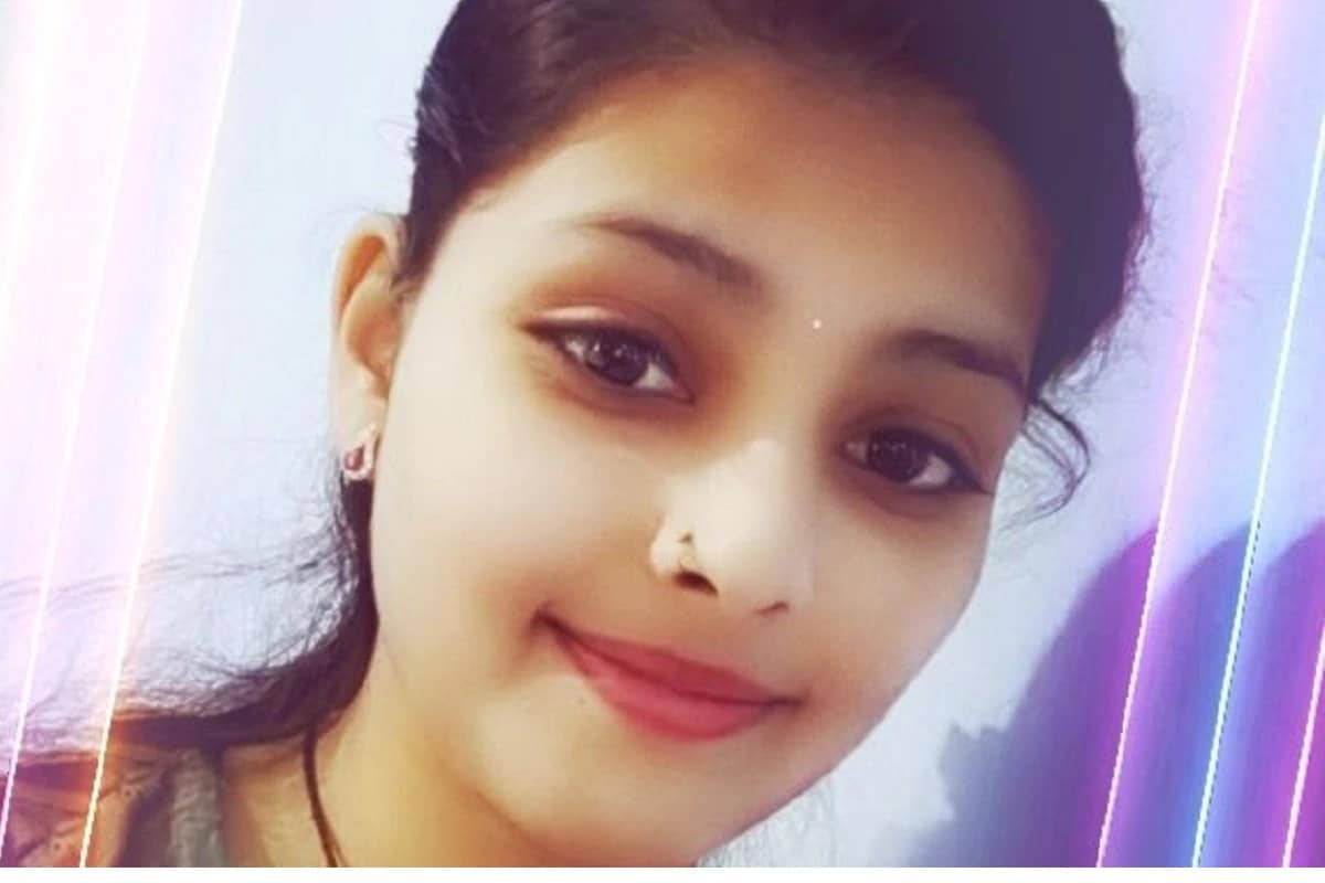 ઇન્દોરઃ મધ્ય પ્રદેશના (Madhya Pradesh) ઇન્દોરમાં (Indore) એક હૃદયદ્રાવક ઘટના સામે આવી છે. અહીં લોકડાઉન (lockdown) દરમિયાન એક યુવક અને યુવતી વચ્ચે દોસ્તી આગળ વધતાં બંનેએ ઓગસ્ટ મહિનામાં લગ્ન (love marraige) કરી લીધા હતા. જોકે, ઓક્ટોબર આવતા આવતા બંને વચ્ચે વિવાદની સ્થિતિ બની ગઈ હતી. મંગળવારે મોડી રાત્રે વિવાદ એટલો ઉગ્ર બની ગયો હતો કે પતિએ પત્નીની હત્યા (Husband killed wife) કર્યા બાદ પોતે પોલીસ સ્ટેશન (police station) પહોંચી ગયો હતો. ઇન્દોરઃ મધ્ય પ્રદેશના (Madhya Pradesh) ઇન્દોરમાં (Indore) એક હૃદયદ્રાવક ઘટના સામે આવી છે. અહીં લોકડાઉન (lockdown) દરમિયાન એક યુવક અને યુવતી વચ્ચે દોસ્તી આગળ વધતાં બંનેએ ઓગસ્ટ મહિનામાં લગ્ન (love marraige) કરી લીધા હતા. જોકે, ઓક્ટોબર આવતા આવતા બંને વચ્ચે વિવાદની સ્થિતિ બની ગઈ હતી. મંગળવારે મોડી રાત્રે વિવાદ એટલો ઉગ્ર બની ગયો હતો કે પતિએ પત્નીની હત્યા (Husband killed wife) કર્યા બાદ પોતે પોલીસ સ્ટેશન (police station) પહોંચી ગયો હતો.