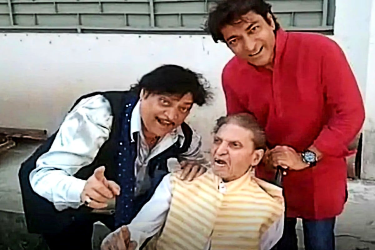 દીપિકા ખુમાણ અમદાવાદ : મહેશ કનોડિયા (Mahesh Kanodia) એટલે ગુજરાતી ફિલ્મ ઇન્ડસ્ટ્રીના સરતાજ .જેઓ મહેશકુમાર એન્ડ પાર્ટી દ્વારા પણ જાણીતા છે. પરંતુ હવે આ કલાકાર આપણી વચ્ચે નથી રહ્યા. આજે સવારે મહેશ કનોડિયાનું તેમના નિવાસસ્થાને દુઃખદ નિધન થયું છે. જેને કારણે કનોડિયા પરિવાર આઘાતમાં છે 4 દિવસ પહેલા ગુજરાતી દિગ્ગજ કલાકાર નરેશ કનોડિયાને કોરોના પોઝિટિવ આવતા તેમને અમદાવાદ ની યુ.એન મહેતા હોસ્પિટલમાં દાખલ કરવામાં આવ્યા હતા કોરોનાને કારણે નરેશભાઈ મોટા ભાઈની અંતિમ વિધિ જોઈ નહીં સકે દીપિકા ખુમાણ અમદાવાદ : મહેશ કનોડિયા (Mahesh Kanodia) એટલે ગુજરાતી ફિલ્મ ઇન્ડસ્ટ્રીના સરતાજ .જેઓ મહેશકુમાર એન્ડ પાર્ટી દ્વારા પણ જાણીતા છે. પરંતુ હવે આ કલાકાર આપણી વચ્ચે નથી રહ્યા. આજે સવારે મહેશ કનોડિયાનું તેમના નિવાસસ્થાને દુઃખદ નિધન થયું છે. જેને કારણે કનોડિયા પરિવાર આઘાતમાં છે 4 દિવસ પહેલા ગુજરાતી દિગ્ગજ કલાકાર નરેશ કનોડિયાને કોરોના પોઝિટિવ આવતા તેમને અમદાવાદ ની યુ.એન મહેતા હોસ્પિટલમાં દાખલ કરવામાં આવ્યા હતા કોરોનાને કારણે નરેશભાઈ મોટા ભાઈની અંતિમ વિધિ જોઈ નહીં સકે