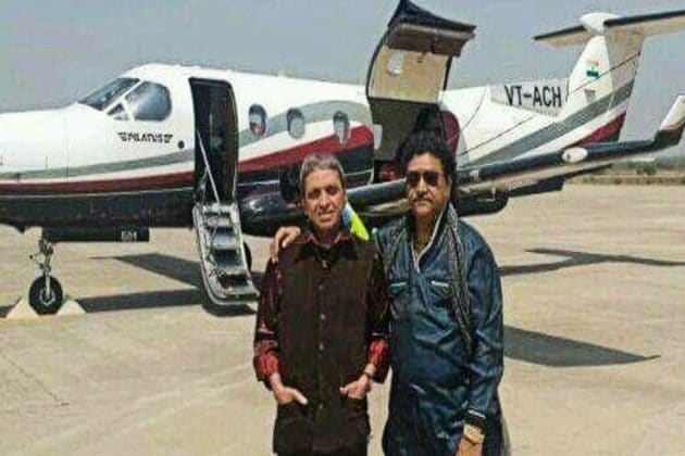 મહેશ કનોડિયા કુદરતી બક્ષિસ ધરાવતા ઉમદા ગાયક હતા. તેઓ જેમ સ્ત્રી તથા પુરુષના અવાજમા ગીતો ગાવા માટે પ્રખ્યાત હતા એમ તેઓ જુદા જુદા ગાયકોના જેવા કે લતાજી, રફીસાહેબ, વગેરેના 32 અવાજમા ગીતો ગાવા માટે પણ મશહૂર હતા. તેઓ પાટણ લોકસભા બેઠકના સંસદસભ્ય તરીકે લાંબા સમય સુધી રહેલા હતા. મહેશ કનોડિયા કુદરતી બક્ષિસ ધરાવતા ઉમદા ગાયક હતા. તેઓ જેમ સ્ત્રી તથા પુરુષના અવાજમા ગીતો ગાવા માટે પ્રખ્યાત હતા એમ તેઓ જુદા જુદા ગાયકોના જેવા કે લતાજી, રફીસાહેબ, વગેરેના 32 અવાજમા ગીતો ગાવા માટે પણ મશહૂર હતા. તેઓ પાટણ લોકસભા બેઠકના સંસદસભ્ય તરીકે લાંબા સમય સુધી રહેલા હતા.