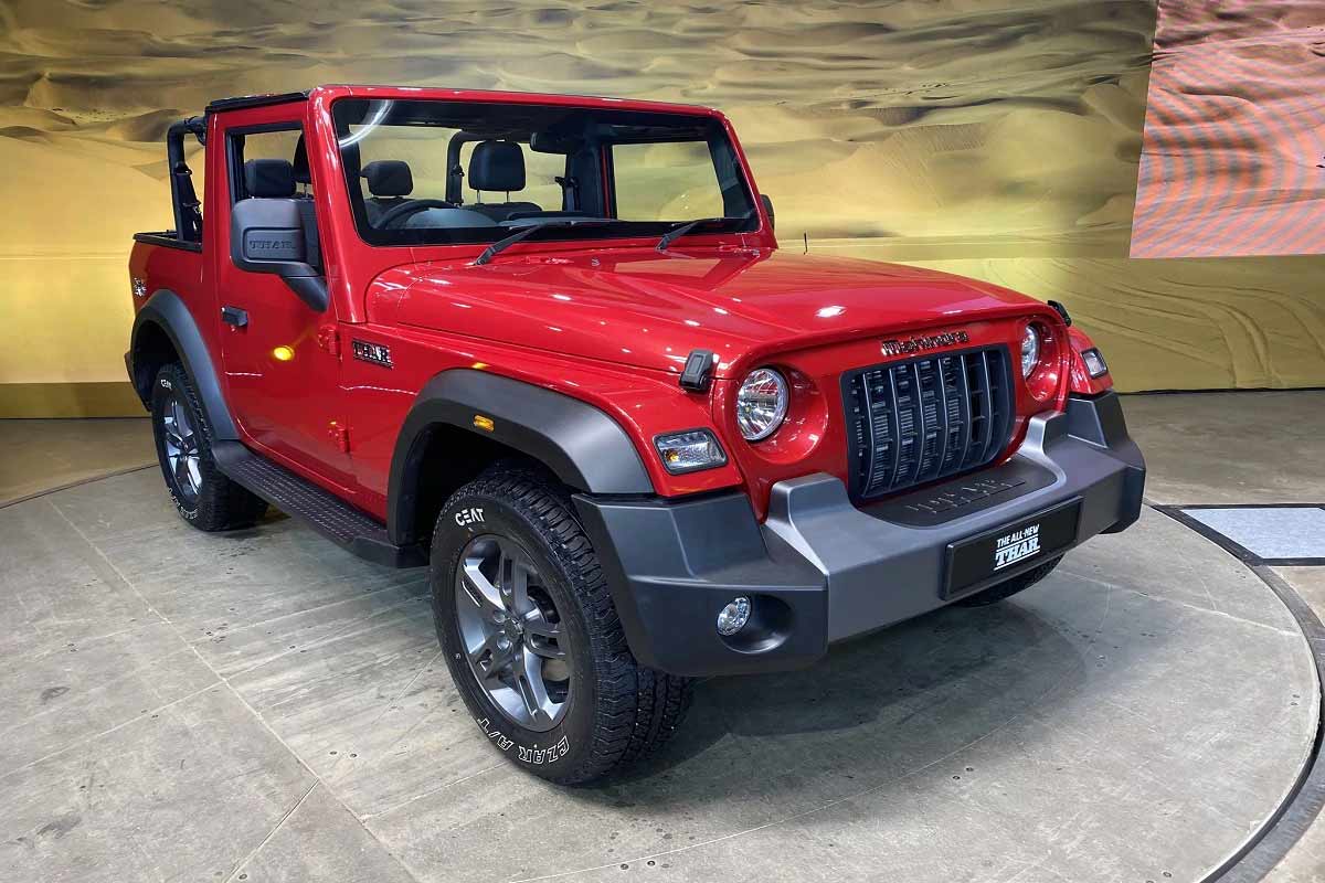 Mahindra Thar 4x4 2020 launched: મહિન્દ્રા એન્ડ મહિન્દ્રાએ પોતાની ફેમસ ઓફ-રોડ એસયૂવી મહિન્દ્રા થાર 2020 (Mahindra Thar 2020)ને લૉન્ચ કરી દીધી છે. નવી થારમાં જૂની મહિન્દ્રા થારની અપેક્ષા ઘણા કોસ્મેટિક ફેરફાર કરવામાં આવ્યા છે. નવા લુકમાં તે વધુ પાવરફુલ દેખાય છે. તેને તમે પોતાની પસંદ મુજબ પેટ્રોલ અને ડીઝલ એન્જિન ઓપ્શનની સાથે ખરીદી શકો છો. ભારતમાં મહિન્દ્રા થાર 4 સીટર અને 6 સીટર સીટિંગ લેઆઉટ ઓપ્શનની સાથે લૉન્ચ કરવામાં આવી છે. Mahindra Thar 4x4 2020 launched: મહિન્દ્રા એન્ડ મહિન્દ્રાએ પોતાની ફેમસ ઓફ-રોડ એસયૂવી મહિન્દ્રા થાર 2020 (Mahindra Thar 2020)ને લૉન્ચ કરી દીધી છે. નવી થારમાં જૂની મહિન્દ્રા થારની અપેક્ષા ઘણા કોસ્મેટિક ફેરફાર કરવામાં આવ્યા છે. નવા લુકમાં તે વધુ પાવરફુલ દેખાય છે. તેને તમે પોતાની પસંદ મુજબ પેટ્રોલ અને ડીઝલ એન્જિન ઓપ્શનની સાથે ખરીદી શકો છો. ભારતમાં મહિન્દ્રા થાર 4 સીટર અને 6 સીટર સીટિંગ લેઆઉટ ઓપ્શનની સાથે લૉન્ચ કરવામાં આવી છે.