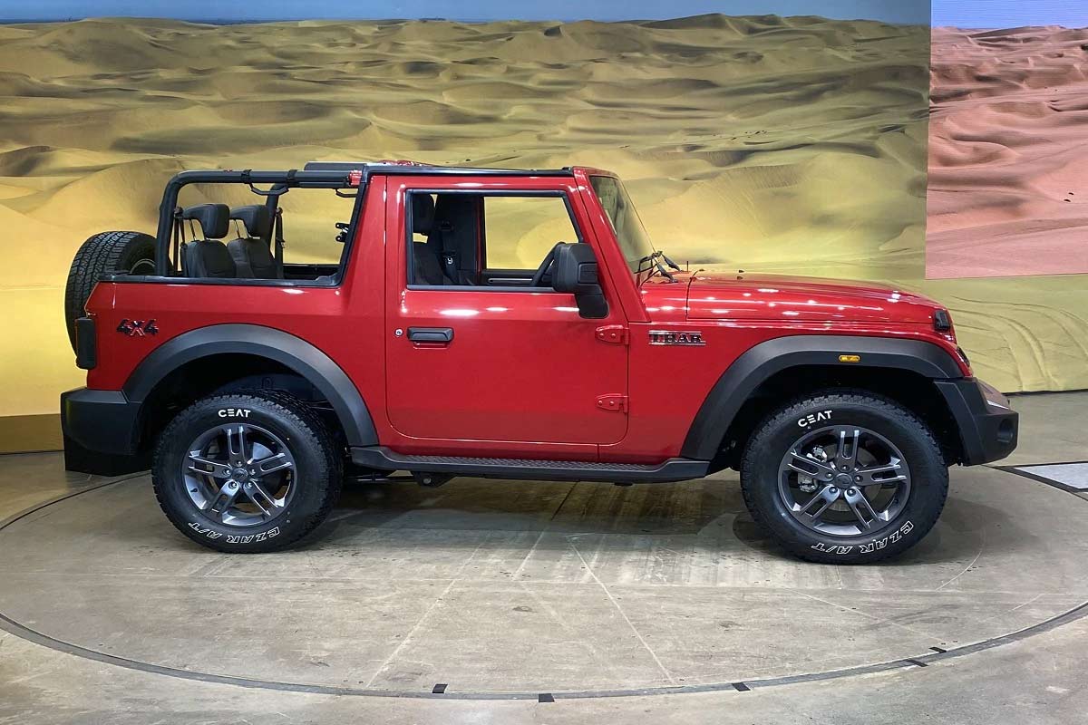 Mahindra Thar 2020માં 7 ઈચ ટચસ્રી હન ઇન્ફોટેનમેન્ટ, એડજેસ્ટેબલ સીટ, રુફ માઉન્ટ સ્પીકર, ક્રૂઝ કન્ટ્રોલ, ડ્યૂઅલ એરબેગ્સ, સ્ટીયરિંગ માઉન્ટેડ કન્ટ્રોલ, એબીએસ, ઈબીડી, હિલ કન્ટ્રોલ, ડિજિટલ ઓડોમીટર, ઇલેક્ટ્રોનિક મલ્ટી ટ્રિપ મીટર સહિત અનેક અન્ય આકર્ષક ફીચર્સ છે. Mahindra Thar 2020માં 7 ઈચ ટચસ્રી હન ઇન્ફોટેનમેન્ટ, એડજેસ્ટેબલ સીટ, રુફ માઉન્ટ સ્પીકર, ક્રૂઝ કન્ટ્રોલ, ડ્યૂઅલ એરબેગ્સ, સ્ટીયરિંગ માઉન્ટેડ કન્ટ્રોલ, એબીએસ, ઈબીડી, હિલ કન્ટ્રોલ, ડિજિટલ ઓડોમીટર, ઇલેક્ટ્રોનિક મલ્ટી ટ્રિપ મીટર સહિત અનેક અન્ય આકર્ષક ફીચર્સ છે.