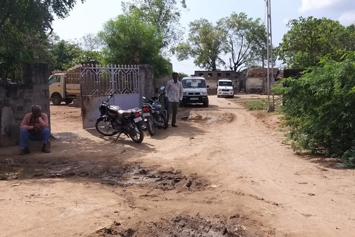 આરોપીએ આવું પગલું આર્થિક સંકડામણ કે પછી માનસિક બીમારીને કારણે આવું પગલું ભર્યું છે તે અંગે પોલીસ હાલ તપાસ કરી રહી છે. એવી પણ માહિતી મળી છે કે આરોપીની બે નાની દીકરીઓનો યોગ્ય શારીરિક વિકાસ થયો ન હતો. આ વાતને લઈને આરોપી ખૂબ પરેશાન રહેતો હતો. જોકે, પરિવારના ચાર સભ્યોની શા માટે હત્યા કરી નાખી તેનું સાચું કારણ આરોપી પકડાયા બાદ જ માલુમ પડશે. હાલ પોલીસે આ મામલે ગુનો દાખલ કરીને આરોપીને પકડવા માટે અલગ અલગ ટીમો બનાવી છે. આરોપીએ આવું પગલું આર્થિક સંકડામણ કે પછી માનસિક બીમારીને કારણે આવું પગલું ભર્યું છે તે અંગે પોલીસ હાલ તપાસ કરી રહી છે. એવી પણ માહિતી મળી છે કે આરોપીની બે નાની દીકરીઓનો યોગ્ય શારીરિક વિકાસ થયો ન હતો. આ વાતને લઈને આરોપી ખૂબ પરેશાન રહેતો હતો. જોકે, પરિવારના ચાર સભ્યોની શા માટે હત્યા કરી નાખી તેનું સાચું કારણ આરોપી પકડાયા બાદ જ માલુમ પડશે. હાલ પોલીસે આ મામલે ગુનો દાખલ કરીને આરોપીને પકડવા માટે અલગ અલગ ટીમો બનાવી છે.