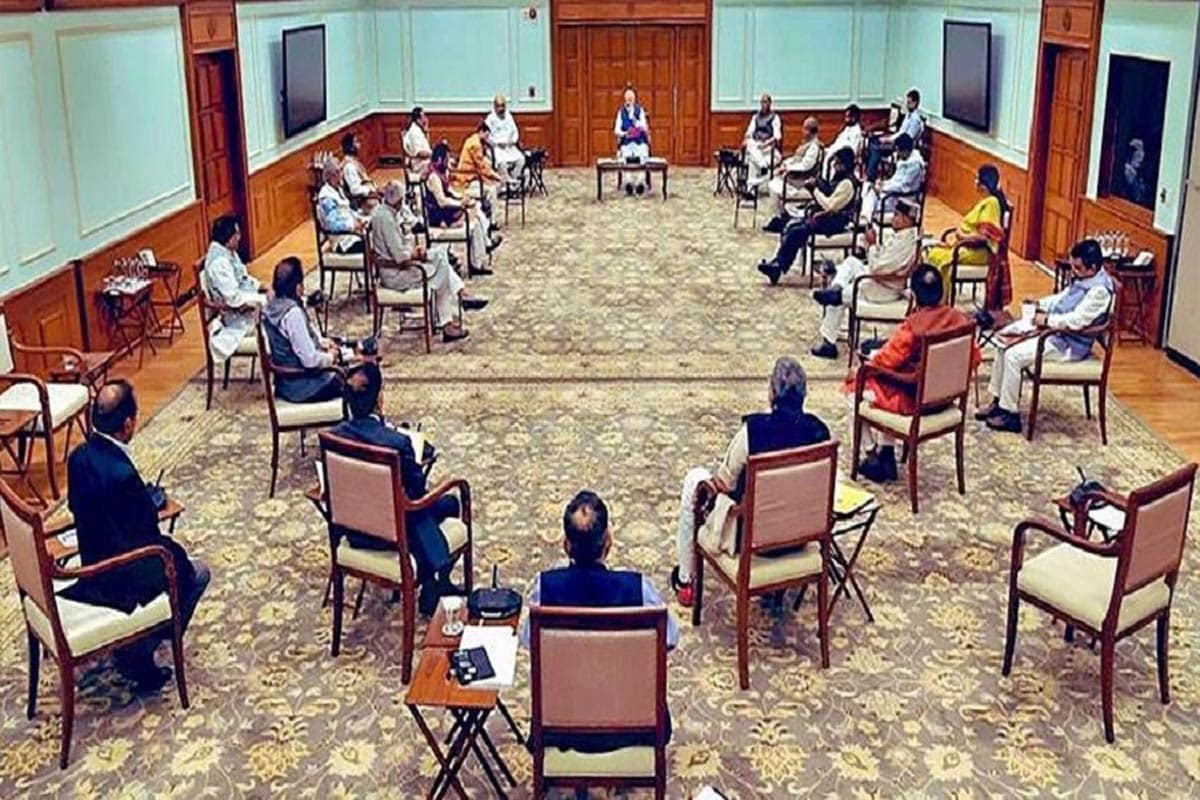 વડાપ્રધાન નરેન્દ્ર મોદી (Prime Minister Narendra Modi) ની અધ્યક્ષતામાં બુધવારે કેન્દ્રીય કેબિનેટ (Cabinet Meeting) અને સીસીઇએ (CCEA) એટલે કે આર્થિક મામલાની સમિતિની બેઠક મળી હતી. આ બેઠકમાં અનેક અગત્યના નિર્ણય લેવામાં આવ્યા છે. મોદી સરકાર (Modi Government)એ લીધેલા આ 4 મોટા નિર્ણયથી દેશની સામાન્ય પર સીધી અસર પડશે. તો જાણીએ કયા ચાર મોટા નિર્ણય લેવામાં આવ્યા છે... (ફાઇલ તસવીર) વડાપ્રધાન નરેન્દ્ર મોદી (Prime Minister Narendra Modi) ની અધ્યક્ષતામાં બુધવારે કેન્દ્રીય કેબિનેટ (Cabinet Meeting) અને સીસીઇએ (CCEA) એટલે કે આર્થિક મામલાની સમિતિની બેઠક મળી હતી. આ બેઠકમાં અનેક અગત્યના નિર્ણય લેવામાં આવ્યા છે. મોદી સરકાર (Modi Government)એ લીધેલા આ 4 મોટા નિર્ણયથી દેશની સામાન્ય પર સીધી અસર પડશે. તો જાણીએ કયા ચાર મોટા નિર્ણય લેવામાં આવ્યા છે... (ફાઇલ તસવીર)