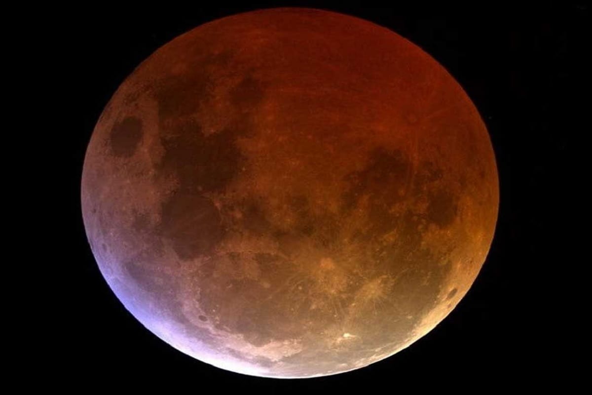 ધર્મભક્તિ ડેસ્કઃ ચંદ્ર (Moon) નવ ગ્રહોમાં (Nine planets) ખૂબ જ મહત્વપૂર્ણ સ્થાન ધરાવે છે. આ ગ્રહ વ્યક્તિના મન અને ઉંમર ઉપર ઉંડી અસર પાડે છે. આ શરૂઆતી સ્તરના વિકાસમાં સૌથી વધારે અસર પાડે છે. ઉંમરના નિર્ધાણમાં આની મોટી ભૂમિકા માનવામાં આવે છે. ચંદ્ર નબળો પડવો સ્વાસ્થ્ય, મન અને ઉંમર ઉપર ઉંડી અસર પાડે છે. ખરાબ ચંદ્ર ઉંમર માટે ખૂબ જ સંકટકારક માનવામાં આવે છે. (પ્રતિકાત્મક તસવીર) ધર્મભક્તિ ડેસ્કઃ ચંદ્ર (Moon) નવ ગ્રહોમાં (Nine planets) ખૂબ જ મહત્વપૂર્ણ સ્થાન ધરાવે છે. આ ગ્રહ વ્યક્તિના મન અને ઉંમર ઉપર ઉંડી અસર પાડે છે. આ શરૂઆતી સ્તરના વિકાસમાં સૌથી વધારે અસર પાડે છે. ઉંમરના નિર્ધાણમાં આની મોટી ભૂમિકા માનવામાં આવે છે. ચંદ્ર નબળો પડવો સ્વાસ્થ્ય, મન અને ઉંમર ઉપર ઉંડી અસર પાડે છે. ખરાબ ચંદ્ર ઉંમર માટે ખૂબ જ સંકટકારક માનવામાં આવે છે. (પ્રતિકાત્મક તસવીર)