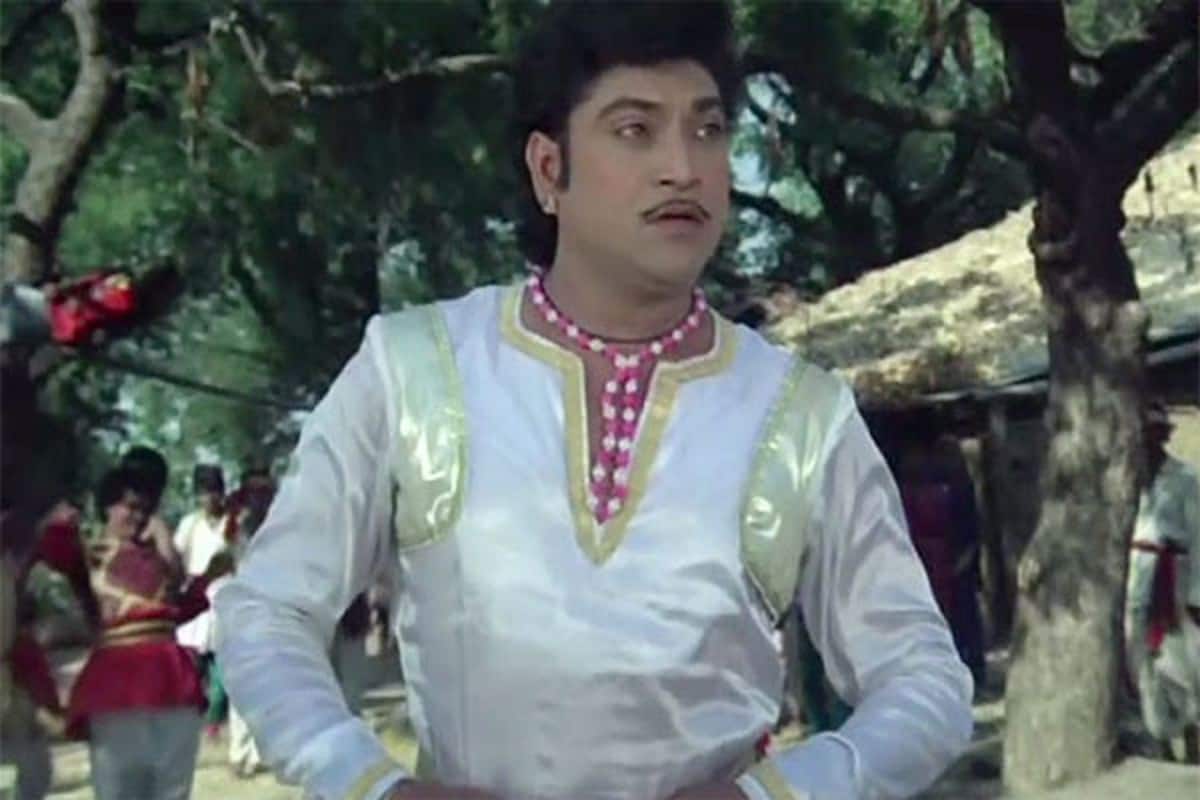 નરેશ કનોડિયાનો જન્મ મહેસાણા જિલ્લાના કનોડા ગામમાં થયો છે. નરેશ કનોડિયાના પિતા મીઠાભાઈ તથા માતા દલીબેન વણાટકામ કરતાં હતાં. નરેશ કનોડિયાના પરિવારમાં ત્રણ ભાઈઓ અને ત્રણ બહેનો છે. કનોડા ગામ ખાતે આ એક રૂમનું મકાન આજે પણ તેમની યાદગીરી માટે એમનું એમ રાખ્યું છે. નરેશ કનોડિયાનો જન્મ મહેસાણા જિલ્લાના કનોડા ગામમાં થયો છે. નરેશ કનોડિયાના પિતા મીઠાભાઈ તથા માતા દલીબેન વણાટકામ કરતાં હતાં. નરેશ કનોડિયાના પરિવારમાં ત્રણ ભાઈઓ અને ત્રણ બહેનો છે. કનોડા ગામ ખાતે આ એક રૂમનું મકાન આજે પણ તેમની યાદગીરી માટે એમનું એમ રાખ્યું છે.