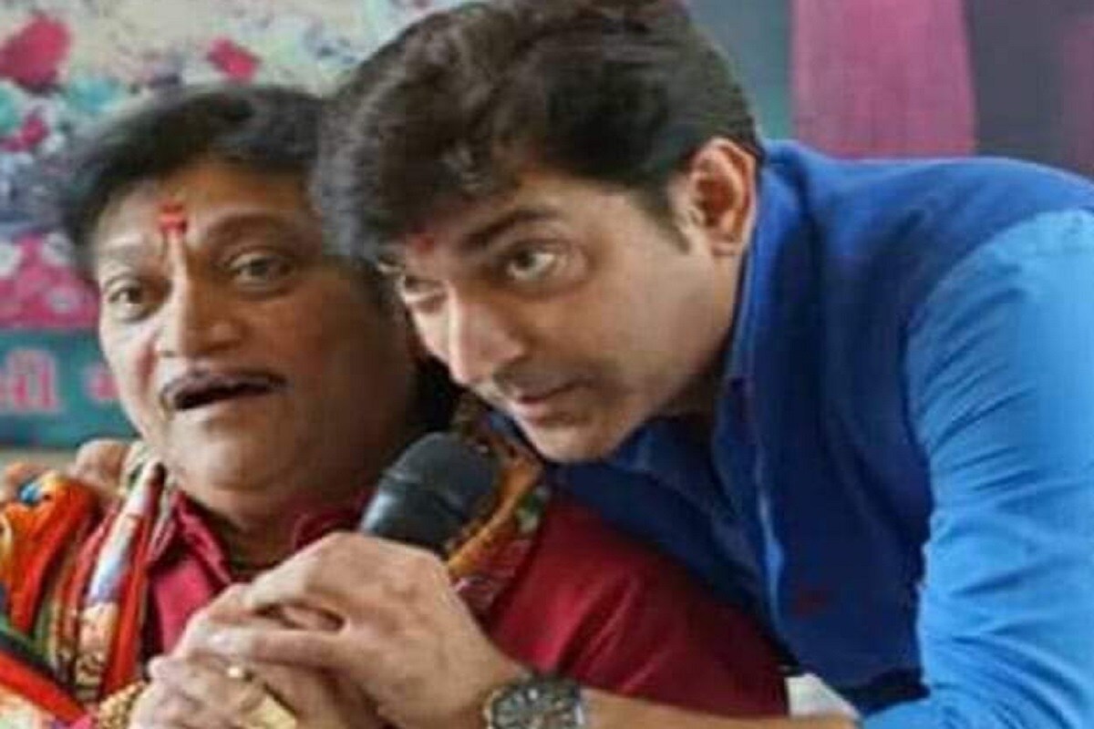 આ અંગે નરેશ કનોડીયાના પુત્ર હિતુ કનોડિયાએ ન્યૂઝ 18 ગુજરાતી સાથે વાતચીત કરતા જણાવ્યું હતું કે પાપાને કોરોના વાયરસના લક્ષણો દેખાતા રિપોર્ટ કરાવ્યો હતો ત્યારબાદ સિટી સ્કેન દરમિયાન કોરોના વાયરસ હોવાનું પણ સામે આવ્યું છે. જેને લઇને તેમની તાત્કાલિક સારવાર શરૂ કરી દેવામાં આવી છે. આ અંગે નરેશ કનોડીયાના પુત્ર હિતુ કનોડિયાએ ન્યૂઝ 18 ગુજરાતી સાથે વાતચીત કરતા જણાવ્યું હતું કે પાપાને કોરોના વાયરસના લક્ષણો દેખાતા રિપોર્ટ કરાવ્યો હતો ત્યારબાદ સિટી સ્કેન દરમિયાન કોરોના વાયરસ હોવાનું પણ સામે આવ્યું છે. જેને લઇને તેમની તાત્કાલિક સારવાર શરૂ કરી દેવામાં આવી છે.