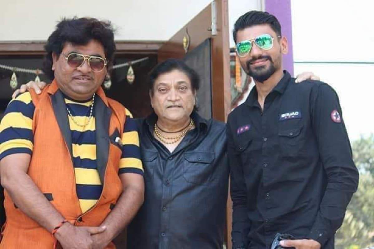 નરેશ કનોડિયા સાથેના સંસ્મરણો વાગોળતા જૂનિયર નરેશ કનોડિયા તરીકે પ્રખ્યાત કિશોર ડાભીએ કહ્યું હતું કે મારો જન્મ દિવસ હતો ત્યારે તેમણે સરસ કહ્યું હતું કે કિશોર તુ ગુરુનું નામ જરૂર રોશન કરીશ. દુનિયામાં મહેશ-નરેશની ખોટ પડી છે. પ્રભુ તેમની આત્માને શાંતિ આપે. નરેશ કનોડિયા સાથેના સંસ્મરણો વાગોળતા જૂનિયર નરેશ કનોડિયા તરીકે પ્રખ્યાત કિશોર ડાભીએ કહ્યું હતું કે મારો જન્મ દિવસ હતો ત્યારે તેમણે સરસ કહ્યું હતું કે કિશોર તુ ગુરુનું નામ જરૂર રોશન કરીશ. દુનિયામાં મહેશ-નરેશની ખોટ પડી છે. પ્રભુ તેમની આત્માને શાંતિ આપે.