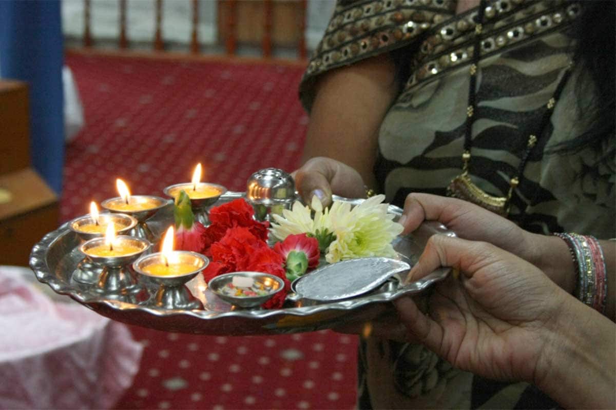 આ એકાદશીના વ્રતને દિવસે સવારે સ્નાન અને ધ્યાન કર્યા પછી સૌ પ્રથમ શ્રી હરિ વિષ્ણુનું ધ્યાન લીઇ ઉપવાસ પૂર્ણ કરવાનો સંકલ્પ કરો. આ પછી, ભગવાન વિષ્ણુની મૂર્તિ અથવા ચિત્રને પૂર્વોત્તર દિશામાં પીળા કપડા પર મૂકો અને પૂજા અર્ચના કરો. ભગવાન વિષ્ણુની ઉપાસનામાં ભાતનો ઉપયોગ ન કરવો જોઇએ તે ધ્યાનમાં રાખો. ચોખાને બદલે ભગવાનને ઘઉંના ઢલગા પર ગંગાજળ ભરેલું કળશ અને તેના પર સોપારી પાન અને નાળિયેર મૂકો. આ એકાદશીના વ્રતને દિવસે સવારે સ્નાન અને ધ્યાન કર્યા પછી સૌ પ્રથમ શ્રી હરિ વિષ્ણુનું ધ્યાન લીઇ ઉપવાસ પૂર્ણ કરવાનો સંકલ્પ કરો. આ પછી, ભગવાન વિષ્ણુની મૂર્તિ અથવા ચિત્રને પૂર્વોત્તર દિશામાં પીળા કપડા પર મૂકો અને પૂજા અર્ચના કરો. ભગવાન વિષ્ણુની ઉપાસનામાં ભાતનો ઉપયોગ ન કરવો જોઇએ તે ધ્યાનમાં રાખો. ચોખાને બદલે ભગવાનને ઘઉંના ઢલગા પર ગંગાજળ ભરેલું કળશ અને તેના પર સોપારી પાન અને નાળિયેર મૂકો.