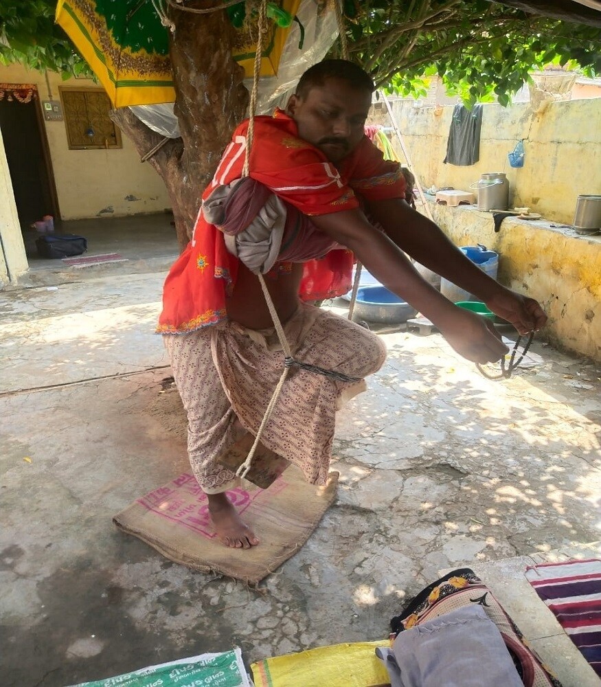 સુરેશભાઈ સતત નવ દિવસ સુધી એક પગ પર ઉભા રહી માત્ર દોરડાના સહારે, પાણી અને ચા પી સતત માળા જપે છે. દોરડાના હિંચકા પર જ સુવાનું કે આરામ કરવાનો, બસ માંના નામનું રટણ કરતા તેમને અનોખી શક્તિથી આ બધું શક્ય હોય તેમ તેઓ જણાવે છે, દર વર્ષે જ્યારે એક પગે સાધના કરવામાં આવે છે ત્યારે સુરેશભાઈના પગ સોજા આવવાથી લાલચોળ થઈ જાય છે, તેમ છતાં તેમના મનમાં આસ્થા વધતી જ જાય છે. સુરેશભાઈ સતત નવ દિવસ સુધી એક પગ પર ઉભા રહી માત્ર દોરડાના સહારે, પાણી અને ચા પી સતત માળા જપે છે. દોરડાના હિંચકા પર જ સુવાનું કે આરામ કરવાનો, બસ માંના નામનું રટણ કરતા તેમને અનોખી શક્તિથી આ બધું શક્ય હોય તેમ તેઓ જણાવે છે, દર વર્ષે જ્યારે એક પગે સાધના કરવામાં આવે છે ત્યારે સુરેશભાઈના પગ સોજા આવવાથી લાલચોળ થઈ જાય છે, તેમ છતાં તેમના મનમાં આસ્થા વધતી જ જાય છે.