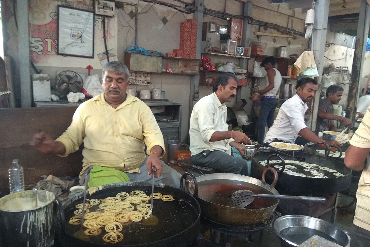 સંજય ટાંક, અમદાવાદ: જ્યારથી કોરોનાનું સંક્રમણ વધ્યું છે ત્યારથી અલગ અલગ ગાઈડલાઈન (Corona Guidelines) તૈયાર કરવામાં તંત્રની કસરતમાં વધારો થયો છે. નવરાત્રી દરમિયાન ક્યાંય ગરબા (Garba)નું આયોજન ન થાય અને કોરોનાનાં કેસમાં વધારો ન થાય એ વાતનું ધ્યાન અધિકારીઓએ રાખવાનું જ છે. સાથે નવરાત્રી બાદ દશેરા (Dussehra 2020)એ ફરસાણના વેપારીઓ માટે ખાસ ગાઈડલાઈન બનાવવી પડશે. કારણ કે અમદાવાદમાં દશેરા નિમિત્તે ફાફડા-જલેબી (Fafda-Jalebi) આરોગવાનું ચલણ છે, જે માટે દશેરાએ ફરસાણના વેપારીઓને ત્યાં સ્વાદ રસિયાઓની લાંબી કતારો લાગે છે. જોકે, ફક્ત અમદાવાદમાં જ નહીં પરંતુ ગુજરાતના તમામ શહેરોમાં આ દિવસે ફાફડા જલેબી માટે લાઇનો જોવા મળે છે. સંજય ટાંક, અમદાવાદ: જ્યારથી કોરોનાનું સંક્રમણ વધ્યું છે ત્યારથી અલગ અલગ ગાઈડલાઈન (Corona Guidelines) તૈયાર કરવામાં તંત્રની કસરતમાં વધારો થયો છે. નવરાત્રી દરમિયાન ક્યાંય ગરબા (Garba)નું આયોજન ન થાય અને કોરોનાનાં કેસમાં વધારો ન થાય એ વાતનું ધ્યાન અધિકારીઓએ રાખવાનું જ છે. સાથે નવરાત્રી બાદ દશેરા (Dussehra 2020)એ ફરસાણના વેપારીઓ માટે ખાસ ગાઈડલાઈન બનાવવી પડશે. કારણ કે અમદાવાદમાં દશેરા નિમિત્તે ફાફડા-જલેબી (Fafda-Jalebi) આરોગવાનું ચલણ છે, જે માટે દશેરાએ ફરસાણના વેપારીઓને ત્યાં સ્વાદ રસિયાઓની લાંબી કતારો લાગે છે. જોકે, ફક્ત અમદાવાદમાં જ નહીં પરંતુ ગુજરાતના તમામ શહેરોમાં આ દિવસે ફાફડા જલેબી માટે લાઇનો જોવા મળે છે.