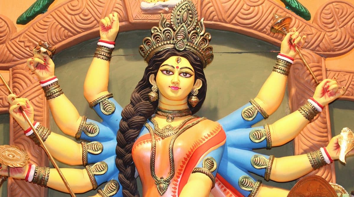 સવારે સ્નાન કર્યા પછી ગણેશજીનાં પૂજન બાદ માતાની લાલ ફૂલ અને પાન ચઢાવવાં. જે બાદ માતાજીની પૂજા કરવી અને શૃંગાર સામગ્રી અર્પણ કરી તેમની આરતી કરવી. આપનાં કૂળદેવીની પણ પૂજા કરવી. નાનો હવનકૂંડ બનાવી માતાજીની પૂજા કરી ઓછામાં ઓછુ નવ વખત અથવા તો 108 વખત આહૂતી આપવી. સવારે સ્નાન કર્યા પછી ગણેશજીનાં પૂજન બાદ માતાની લાલ ફૂલ અને પાન ચઢાવવાં. જે બાદ માતાજીની પૂજા કરવી અને શૃંગાર સામગ્રી અર્પણ કરી તેમની આરતી કરવી. આપનાં કૂળદેવીની પણ પૂજા કરવી. નાનો હવનકૂંડ બનાવી માતાજીની પૂજા કરી ઓછામાં ઓછુ નવ વખત અથવા તો 108 વખત આહૂતી આપવી.