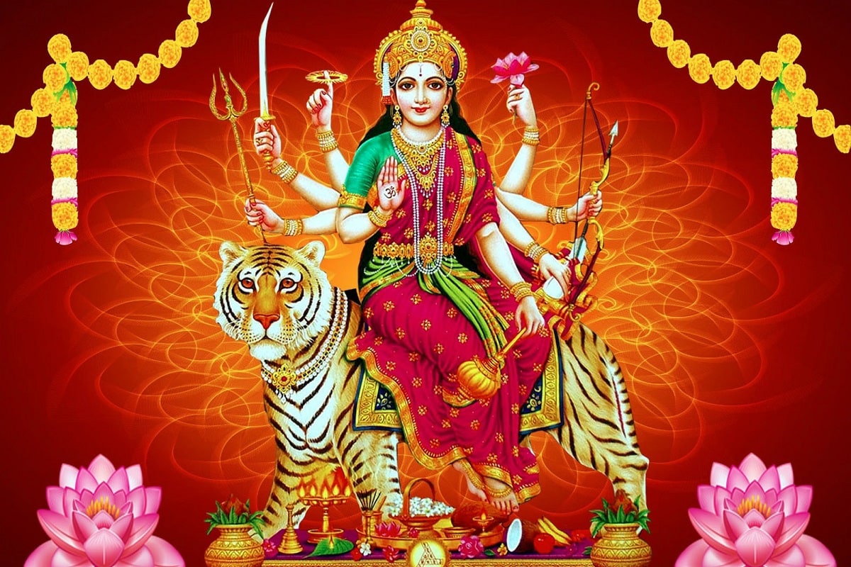 Navratri 2020: નવરાત્રિનો પ્રારંભ થવામાં હવે ગણતરીનાં દિવસો બાકી છે. મોટાભાગનાં ઘરમાં માતાની પૂજા અર્ચના થાય છે. ભક્તો 9 દિવસ માતાની ભક્તિમાં લીન થઈ જાય છે. નવરાત્રિની ધૂમ સાથે બજારોમાં દુર્ગા પૂજાની રોનક પણ જોવા મળે છે. હિંદૂ ધર્મમાં આ તહેવારને ભારે હર્ષોલ્લાસ સાથે ઉજવાય છે. આ પાવન દિવસોમાં વ્રત અને ઉપવાસ પણ કરવામાં આવે છે. લોકો ભક્તિભાવ સાથે માતાની ઉપાસના કરે છે. Navratri 2020: નવરાત્રિનો પ્રારંભ થવામાં હવે ગણતરીનાં દિવસો બાકી છે. મોટાભાગનાં ઘરમાં માતાની પૂજા અર્ચના થાય છે. ભક્તો 9 દિવસ માતાની ભક્તિમાં લીન થઈ જાય છે. નવરાત્રિની ધૂમ સાથે બજારોમાં દુર્ગા પૂજાની રોનક પણ જોવા મળે છે. હિંદૂ ધર્મમાં આ તહેવારને ભારે હર્ષોલ્લાસ સાથે ઉજવાય છે. આ પાવન દિવસોમાં વ્રત અને ઉપવાસ પણ કરવામાં આવે છે. લોકો ભક્તિભાવ સાથે માતાની ઉપાસના કરે છે.