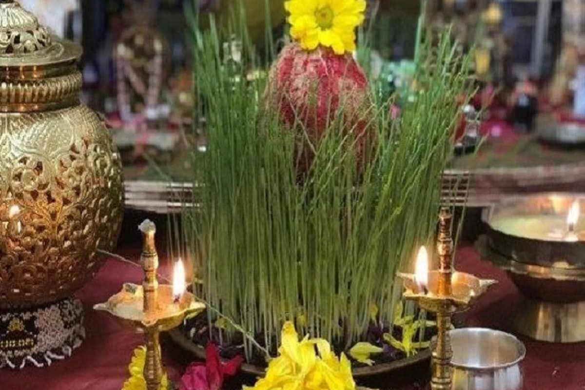 એર વિદ્વાન જોતિષના જણાવ્યા પ્રમાણે આ વખતે નવરાત્રીમાં 58 વર્ષ બાદ શનિ સ્વરાશિ (Shani) મકર અને ગુરુ (Guru) સ્વરાશિ ઘનમાં રહેશે. આ ઉપરાંત આ વખતે ઘટસ્થાપના પર પણ વિશેષ સંયોગ બનવા જઈ રહ્યો છે. આ મહાસંયોગ (Mahasanyog) અનેક લોકોની ઝોલીમાં ખુશીઓ ભરી શકે છે. (પ્રતિકાત્મક તસવીર) એર વિદ્વાન જોતિષના જણાવ્યા પ્રમાણે આ વખતે નવરાત્રીમાં 58 વર્ષ બાદ શનિ સ્વરાશિ (Shani) મકર અને ગુરુ (Guru) સ્વરાશિ ઘનમાં રહેશે. આ ઉપરાંત આ વખતે ઘટસ્થાપના પર પણ વિશેષ સંયોગ બનવા જઈ રહ્યો છે. આ મહાસંયોગ (Mahasanyog) અનેક લોકોની ઝોલીમાં ખુશીઓ ભરી શકે છે. (પ્રતિકાત્મક તસવીર)