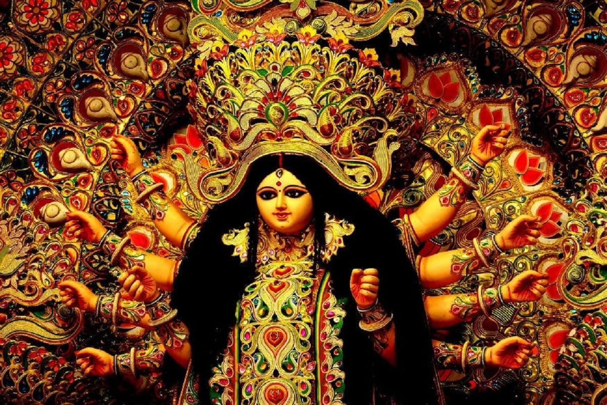 નવરાત્રીના પહેલા દિવસે મા શૈલપુત્રીની ઉપાસના કરવામાં આવે છે. આ દિવસે ઘટસ્થાપના કરવામાં આવે છે. જવ વાવવાની સાથે અખંડ જ્યોતિ પણ પ્રગટાવવામાં આવે છે. પૂરા વિધિ વિધાનથી નવરાત્રીના વ્રત રાખનાર લોકોને માતા દુર્ગાના આશિર્વાદથી લાભ પ્રાપ્ત થાય છે. (પ્રતિકાત્મક તસવીર) નવરાત્રીના પહેલા દિવસે મા શૈલપુત્રીની ઉપાસના કરવામાં આવે છે. આ દિવસે ઘટસ્થાપના કરવામાં આવે છે. જવ વાવવાની સાથે અખંડ જ્યોતિ પણ પ્રગટાવવામાં આવે છે. પૂરા વિધિ વિધાનથી નવરાત્રીના વ્રત રાખનાર લોકોને માતા દુર્ગાના આશિર્વાદથી લાભ પ્રાપ્ત થાય છે. (પ્રતિકાત્મક તસવીર)