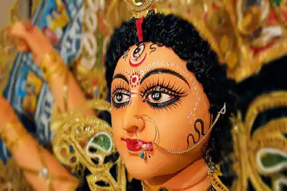 કેવી રીતે ઘટસ્થાપના કરવી: વાસ્તુના હિસાબથી ઘરમાં પૂજાસ્થળ હંમેશા ઉત્તર-પૂર્વ દિશમાં હોવું જોઈએ. એટલા માટે ઘરની ઉત્તર-પૂર્વ દિશામાં ઘટસ્થાપના કરવી. ચોકી ઉપર લાલરંગનું કપડવું બિછાવવું અને કુમકુમથી એક સ્વસ્તિક જરૂર બનાવવો. ત્યારબાદ માતા દુર્ગાની પ્રતિમાને સ્થાપિત કરો. (પ્રતિકાત્મક તસવીર) કેવી રીતે ઘટસ્થાપના કરવી: વાસ્તુના હિસાબથી ઘરમાં પૂજાસ્થળ હંમેશા ઉત્તર-પૂર્વ દિશમાં હોવું જોઈએ. એટલા માટે ઘરની ઉત્તર-પૂર્વ દિશામાં ઘટસ્થાપના કરવી. ચોકી ઉપર લાલરંગનું કપડવું બિછાવવું અને કુમકુમથી એક સ્વસ્તિક જરૂર બનાવવો. ત્યારબાદ માતા દુર્ગાની પ્રતિમાને સ્થાપિત કરો. (પ્રતિકાત્મક તસવીર)