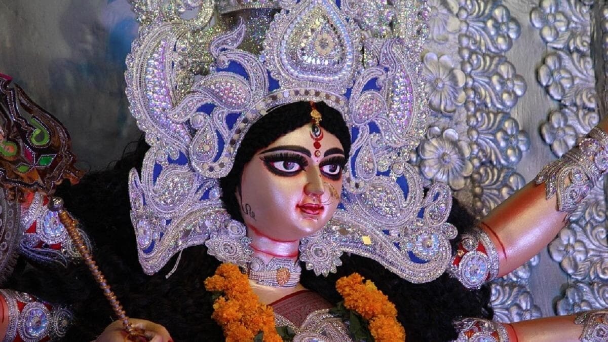 2. જો અંકુરિત જવ લીલા રંગના ઉગે તો તે સંકેત હોય છે કે ઘર પરીવારમાં ખુશહાલી છવાશે. વર્ષ ભર ઘરમાં ધનધાન્યની ખામી સર્જાશે નહીં અને આર્થિક સંકટમાંથી મુક્તિ મળશે. 2. જો અંકુરિત જવ લીલા રંગના ઉગે તો તે સંકેત હોય છે કે ઘર પરીવારમાં ખુશહાલી છવાશે. વર્ષ ભર ઘરમાં ધનધાન્યની ખામી સર્જાશે નહીં અને આર્થિક સંકટમાંથી મુક્તિ મળશે.