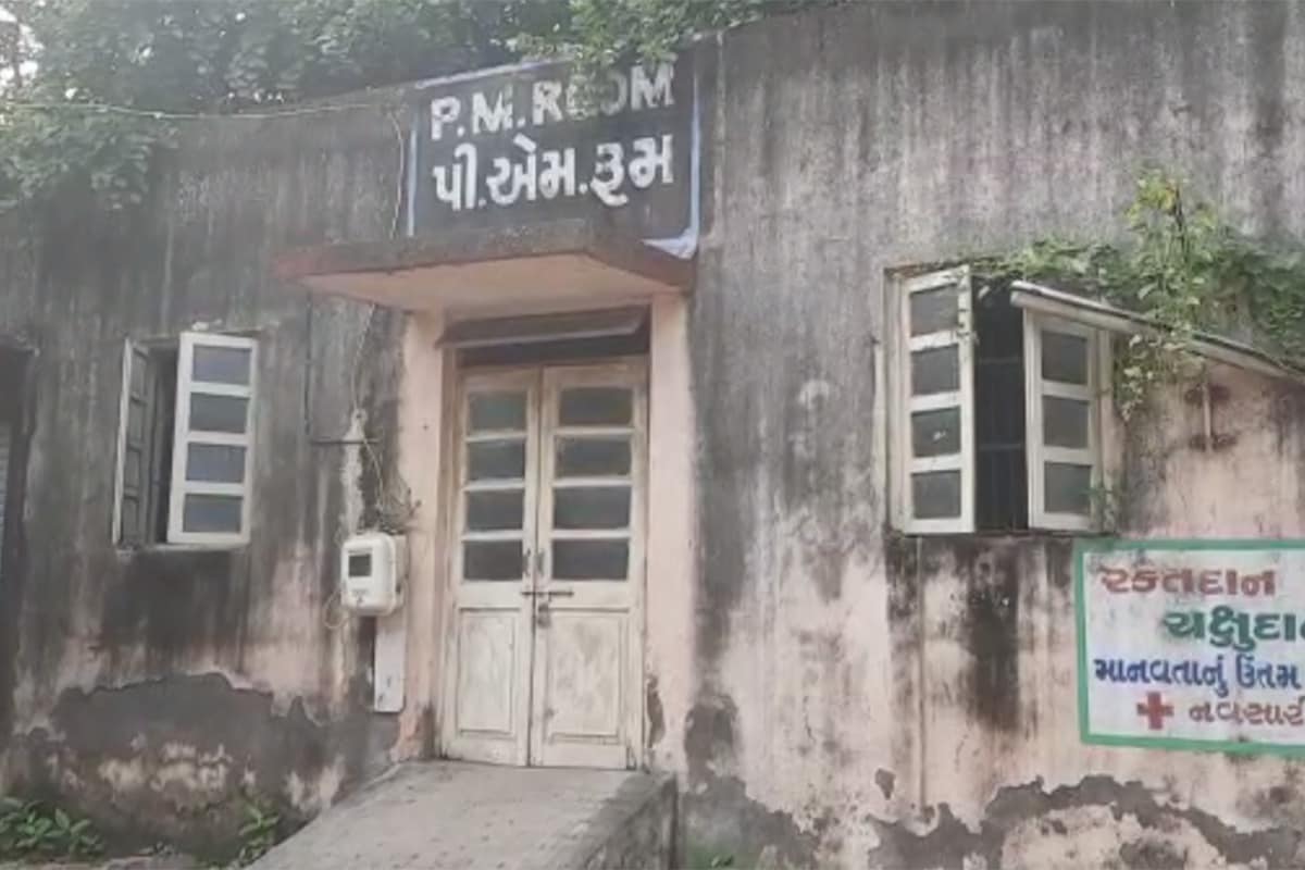 હવે નવસારી સિવિલ હૉસ્પિટલની યુવા નર્સે આપઘાત કરી લેતા સિવિલ હૉસ્પિટલ ફરી વિવાદમાં આવી છે. આ કેસમાં યોગ્ય તપાસ કરવામાં આવે અને નર્સે જે લોકોનાં નામ લખ્યા છે તેઓ જો દોષિત હોય તો તેમની સામે કડક કાર્યવાહી કરવામાં આવે તેવી માંગણી પરિવારના લોકોએ કરી છે. હવે નવસારી સિવિલ હૉસ્પિટલની યુવા નર્સે આપઘાત કરી લેતા સિવિલ હૉસ્પિટલ ફરી વિવાદમાં આવી છે. આ કેસમાં યોગ્ય તપાસ કરવામાં આવે અને નર્સે જે લોકોનાં નામ લખ્યા છે તેઓ જો દોષિત હોય તો તેમની સામે કડક કાર્યવાહી કરવામાં આવે તેવી માંગણી પરિવારના લોકોએ કરી છે.