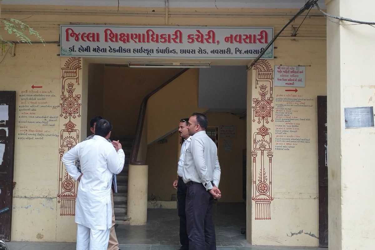 ભાવિન પટેલ, નવસારી: કોરોનાએ જીવનનાં તમામ સમીકરણો બદલી નાખ્યાં છે. કોરોનાને કારણે આજે લોકો ચિંતામાં છે કે હવે આગળ જિંદગી કઇ રીતે ચાલશે? આજકાલ માતા-પિતા અને વાલીઓને સૌથી વધુ ચિંતા એ છે કે તેમના સંતાનોના શિક્ષણ (Education)નું શું થશે? તેઓ કયારે પોતાના સંતાનોને શાળા-કોલેજોમાં મોકલી શકશે. આવી સ્થિતિ વચ્ચે નવસારી જિલ્લાની સરકારી શાળા (Government Schools)ના બાળકોએ ડીડી ગિરનાર, વંદે ગુજરાત, વર્ચ્યુલ શાળા (Virtual School) અંતર્ગત કોરોના કાળ વચ્ચે ઘરે રહી અભ્યાસની શરૂઆત કરી હતી. જેમાં વર્ચ્યુલ શાળા દ્વારા લેવાયેલ ઓનલાઇન પરીક્ષા (Online Exam)માં ધોરણ 9-12નાં 48થી વધુ વિદ્યાર્થીઓ ગુજરાતભરમાં અવ્વલ આવતા જિલ્લા શિક્ષણ અધિકારી આર.એમ.ચૌધરીએ રાજ્યભરમાં અવ્વલ આવેલા વિદ્યાર્થીઓ તેમજ શિક્ષકોને અભિનંદન પાઠવ્યા હતા. ભાવિન પટેલ, નવસારી: કોરોનાએ જીવનનાં તમામ સમીકરણો બદલી નાખ્યાં છે. કોરોનાને કારણે આજે લોકો ચિંતામાં છે કે હવે આગળ જિંદગી કઇ રીતે ચાલશે? આજકાલ માતા-પિતા અને વાલીઓને સૌથી વધુ ચિંતા એ છે કે તેમના સંતાનોના શિક્ષણ (Education)નું શું થશે? તેઓ કયારે પોતાના સંતાનોને શાળા-કોલેજોમાં મોકલી શકશે. આવી સ્થિતિ વચ્ચે નવસારી જિલ્લાની સરકારી શાળા (Government Schools)ના બાળકોએ ડીડી ગિરનાર, વંદે ગુજરાત, વર્ચ્યુલ શાળા (Virtual School) અંતર્ગત કોરોના કાળ વચ્ચે ઘરે રહી અભ્યાસની શરૂઆત કરી હતી. જેમાં વર્ચ્યુલ શાળા દ્વારા લેવાયેલ ઓનલાઇન પરીક્ષા (Online Exam)માં ધોરણ 9-12નાં 48થી વધુ વિદ્યાર્થીઓ ગુજરાતભરમાં અવ્વલ આવતા જિલ્લા શિક્ષણ અધિકારી આર.એમ.ચૌધરીએ રાજ્યભરમાં અવ્વલ આવેલા વિદ્યાર્થીઓ તેમજ શિક્ષકોને અભિનંદન પાઠવ્યા હતા.