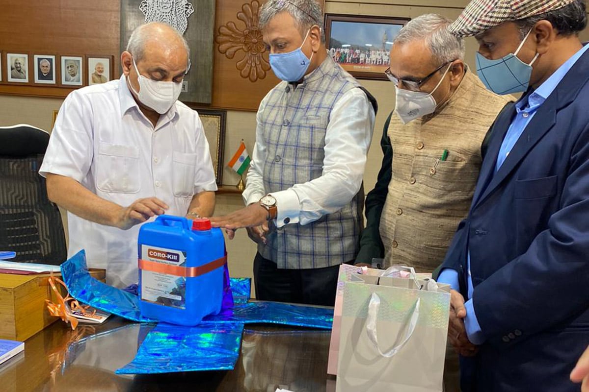 સંજય ટાંક, અમદાવાદ: કોરોના કાળમાં સંક્રમણ વચ્ચે જે લોકોએ પોતાનું ઘર ડિસઈન્ફેક્ટ (Disinfect Home) કરાવવા માટે હજારો રૂપિયા ખર્ચ્યા છે તેઓ માટે આ સમાચાર ખૂબ જ મહત્ત્વના છે. અત્યાર સુધી કોરોના (Coronavirus)ને કારણે ઘણા લોકોએ પોતાના ઘર, સોસાયટી એટલું જ નહીં, કોવિડ હૉસ્પિટલ (Covid Hospital)હોય કે હૉટલને સેનિટાઈઝ કરાવવા પાછળ હજારો રૂપિયાનો ખર્ચ કર્યો છે. સામાન્ય રીતે કોરોના સમય દરમિયાન એક ઘર ડિસઇન્ફેક્ટ કરાવવા માટે 2000 થી 2500 રૂપિયાનો ખર્ચ થતો હતો. તેની જગ્યાએ હવે માત્ર 15થી 20 રૂપિયામાં ઘર ડિસઇન્ફેક્ટ થઈ જશે. સંજય ટાંક, અમદાવાદ: કોરોના કાળમાં સંક્રમણ વચ્ચે જે લોકોએ પોતાનું ઘર ડિસઈન્ફેક્ટ (Disinfect Home) કરાવવા માટે હજારો રૂપિયા ખર્ચ્યા છે તેઓ માટે આ સમાચાર ખૂબ જ મહત્ત્વના છે. અત્યાર સુધી કોરોના (Coronavirus)ને કારણે ઘણા લોકોએ પોતાના ઘર, સોસાયટી એટલું જ નહીં, કોવિડ હૉસ્પિટલ (Covid Hospital)હોય કે હૉટલને સેનિટાઈઝ કરાવવા પાછળ હજારો રૂપિયાનો ખર્ચ કર્યો છે. સામાન્ય રીતે કોરોના સમય દરમિયાન એક ઘર ડિસઇન્ફેક્ટ કરાવવા માટે 2000 થી 2500 રૂપિયાનો ખર્ચ થતો હતો. તેની જગ્યાએ હવે માત્ર 15થી 20 રૂપિયામાં ઘર ડિસઇન્ફેક્ટ થઈ જશે.