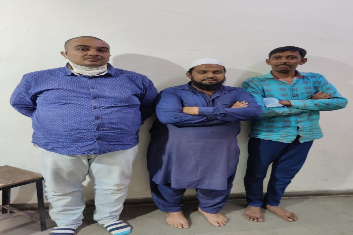 પીસીબીએ આ અંગે દાણીલીમડા પોલીસ સ્ટેશનમાં 66 બી, 65 એઇ, 116 બી, 98-2, 81 પ્રોહિબિશન એક્ટ મુજબ ગુનો રજીસ્ટર કરાવી અને આગળની કાર્યવાહી હાથ ધરી છે. પોલીસે આ સાથે ઇસ્તીયાક જૈનુલઆબેદ્દીન, વિવેક સુરેશ કુમાર સંઘાણી, મુસ્તાક ગુલારસલુ શેખની ધરપડ કરી છે. જ્યારે આ કેસમાં ઇલિયાસ જૈનુલઆબેદ્દીન સૈયદને વોન્ટેડ જાહેર કર્યો છે. પીસીબીએ આ અંગે દાણીલીમડા પોલીસ સ્ટેશનમાં 66 બી, 65 એઇ, 116 બી, 98-2, 81 પ્રોહિબિશન એક્ટ મુજબ ગુનો રજીસ્ટર કરાવી અને આગળની કાર્યવાહી હાથ ધરી છે. પોલીસે આ સાથે ઇસ્તીયાક જૈનુલઆબેદ્દીન, વિવેક સુરેશ કુમાર સંઘાણી, મુસ્તાક ગુલારસલુ શેખની ધરપડ કરી છે. જ્યારે આ કેસમાં ઇલિયાસ જૈનુલઆબેદ્દીન સૈયદને વોન્ટેડ જાહેર કર્યો છે.
