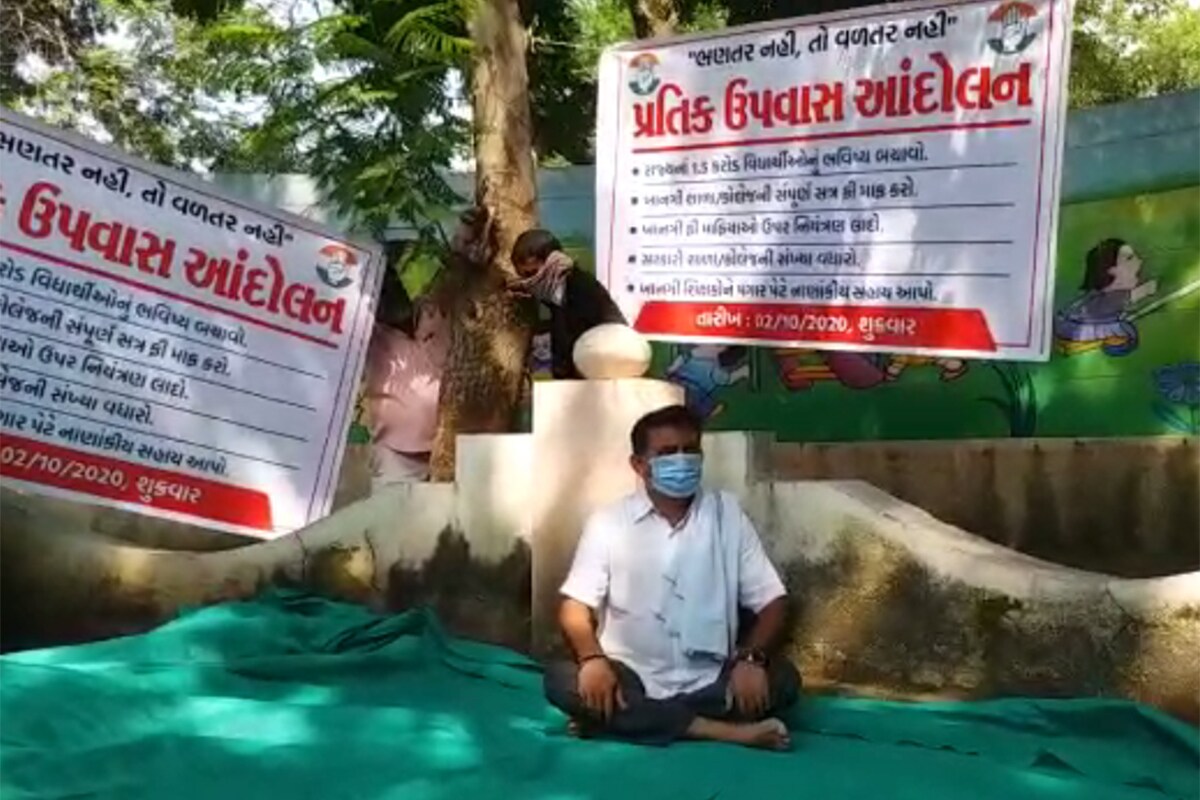 પોલીસે સ્ટેશન ખાતે પરેશ અહીં ધાનાણીએ જણાવ્યું હતું કે, "રાજ્યના દોઢ કરોડ વિદ્યાર્થીઓ ભણતર નહીં તો વળતર નહીંનું આંદોલન આગળ ચલાવે તેવી માંગ સાથે ગાંધી જયંતિએ આંદોલનની શરૂઆત કરી હતી. સરકારે ખાનગી શાળા સંચાલકોના ખોળે બેસીને ગુજરાતના દોઢ કરોડ યુવાઓનું ભાવી અંધકારમાં ધકેલવાનું ષડયંત્ર ઘડ્યું છે. હવે અહિંસાના માર્ગે ફી માફીના આંદોલનને અમે આગળ ધપાવીશું. સરકારની સૂચનાને આધારે પોલીસે આ આંદોલનને દબાવી દેવાનો પ્રયાસ કર્યો છે. અમારા કોલર પકડવામાં આવ્યા અને શર્ટ ફાડી નાખવામાં આવ્યા છે. અમને શા માટે પોલીસ સ્ટેશન લાવવામાં આવ્યા તેનું કોઈ કારણ આપવામાં આવ્યું નથી. હું જામીન પણ નથી લેવાનો અને પોલીસ સ્ટેશનમાં જ ધરણા ચાલુ રાખીશ." પોલીસે સ્ટેશન ખાતે પરેશ અહીં ધાનાણીએ જણાવ્યું હતું કે, "રાજ્યના દોઢ કરોડ વિદ્યાર્થીઓ ભણતર નહીં તો વળતર નહીંનું આંદોલન આગળ ચલાવે તેવી માંગ સાથે ગાંધી જયંતિએ આંદોલનની શરૂઆત કરી હતી. સરકારે ખાનગી શાળા સંચાલકોના ખોળે બેસીને ગુજરાતના દોઢ કરોડ યુવાઓનું ભાવી અંધકારમાં ધકેલવાનું ષડયંત્ર ઘડ્યું છે. હવે અહિંસાના માર્ગે ફી માફીના આંદોલનને અમે આગળ ધપાવીશું. સરકારની સૂચનાને આધારે પોલીસે આ આંદોલનને દબાવી દેવાનો પ્રયાસ કર્યો છે. અમારા કોલર પકડવામાં આવ્યા અને શર્ટ ફાડી નાખવામાં આવ્યા છે. અમને શા માટે પોલીસ સ્ટેશન લાવવામાં આવ્યા તેનું કોઈ કારણ આપવામાં આવ્યું નથી. હું જામીન પણ નથી લેવાનો અને પોલીસ સ્ટેશનમાં જ ધરણા ચાલુ રાખીશ."