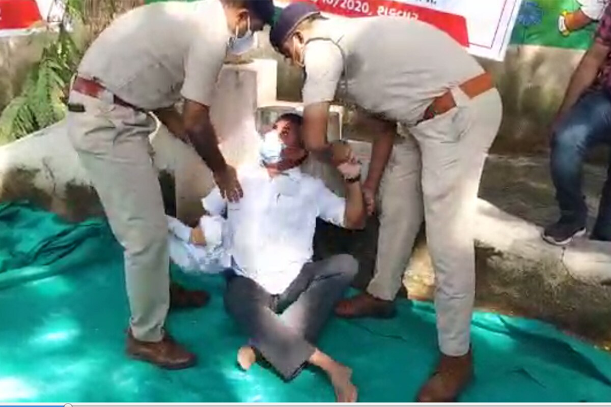 પરેશ ધાનાણીની અટકાયત : વિપક્ષ નેતા પરેશ ધાનાણીએ આજે અમરેલીના ગાંધી બાગ ખાતે ખેડૂતો અને ફી મામલે એક દિવસના પ્રતિક ઉપવાસ કરવાની જાહેરાત કરી હતી. જે અનુસંધાને તેઓ પ્રતિક ઉપવાસ પર બેઠા હતા ત્યારે જ પોલસે તેમની અટકાત કરી લીધી હતી. એક દિવસ પહેલા જ પરેશ ધનાણીએ ટ્વીટ કરીને પ્રતિક ઉપવાસ અંગે જાહેર કરી હતી. પરેશ ધાનાણીની અટકાયત : વિપક્ષ નેતા પરેશ ધાનાણીએ આજે અમરેલીના ગાંધી બાગ ખાતે ખેડૂતો અને ફી મામલે એક દિવસના પ્રતિક ઉપવાસ કરવાની જાહેરાત કરી હતી. જે અનુસંધાને તેઓ પ્રતિક ઉપવાસ પર બેઠા હતા ત્યારે જ પોલસે તેમની અટકાત કરી લીધી હતી. એક દિવસ પહેલા જ પરેશ ધનાણીએ ટ્વીટ કરીને પ્રતિક ઉપવાસ અંગે જાહેર કરી હતી.