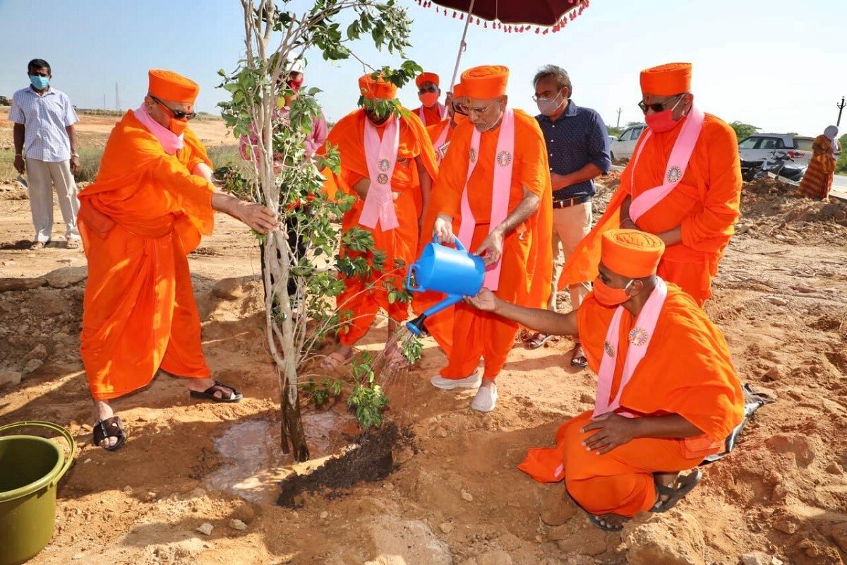 સર્વાવતારી શ્રી સ્વામિનારાયણ ભગવાનના સાર્વભૌમ નાદવંશીય ગુરુ પરંપરાના પંચમ વારસદાર - મણિનગર શ્રી સ્વામિનારાયણ ગાદીના આચાર્ય વિશ્વવાત્સલ્યમહોદધિ આચાર્ય પુરુષોત્તમપ્રિયદાસજી સ્વામીજી મહારાજની પૂણ્ય સ્મૃતિમાં ભુજ - માંડવી રોડ પર નારાયણપર સીમમાં આવેલા સ્મૃતિ વનમાં આશરે ૧૩ એકર જમીનમાં શ્રી સ્વામિનારાયણ ગાદીના પ્રવર્તમાન આચાર્ય જિતેન્દ્રિયપ્રિયદાસજી સ્વામીના વરદ હસ્તે વૃક્ષારોપણ કરવામાં આવ્યું હતું. સર્વાવતારી શ્રી સ્વામિનારાયણ ભગવાનના સાર્વભૌમ નાદવંશીય ગુરુ પરંપરાના પંચમ વારસદાર - મણિનગર શ્રી સ્વામિનારાયણ ગાદીના આચાર્ય વિશ્વવાત્સલ્યમહોદધિ આચાર્ય પુરુષોત્તમપ્રિયદાસજી સ્વામીજી મહારાજની પૂણ્ય સ્મૃતિમાં ભુજ - માંડવી રોડ પર નારાયણપર સીમમાં આવેલા સ્મૃતિ વનમાં આશરે ૧૩ એકર જમીનમાં શ્રી સ્વામિનારાયણ ગાદીના પ્રવર્તમાન આચાર્ય જિતેન્દ્રિયપ્રિયદાસજી સ્વામીના વરદ હસ્તે વૃક્ષારોપણ કરવામાં આવ્યું હતું.