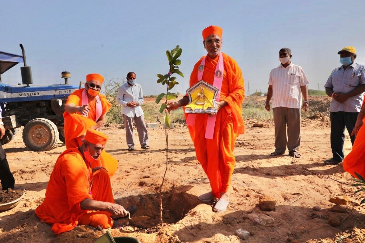 સાથે શ્રી સ્વામિનારાયણ મંદિર, ભુજ (દરબાર ગઢ ચોક)ના મહંત સદ્ગુરુ શ્રી સ્વસિદ્ધચરણદાસજી સ્વામી, સદ્ગુરુ શ્રી મુનિભૂષણદાસજી સ્વામી, શ્રી ધર્મવત્સલદાસજી સ્વામી વગેરે પૂજનીય સંતો તથા ભુજ તાલુકા સદસ્ય, નારણપર ગામના સરપંચ વગેરે મહાનુભાવો ઉપસ્થિત રહ્યા હતા. સાથે શ્રી સ્વામિનારાયણ મંદિર, ભુજ (દરબાર ગઢ ચોક)ના મહંત સદ્ગુરુ શ્રી સ્વસિદ્ધચરણદાસજી સ્વામી, સદ્ગુરુ શ્રી મુનિભૂષણદાસજી સ્વામી, શ્રી ધર્મવત્સલદાસજી સ્વામી વગેરે પૂજનીય સંતો તથા ભુજ તાલુકા સદસ્ય, નારણપર ગામના સરપંચ વગેરે મહાનુભાવો ઉપસ્થિત રહ્યા હતા.