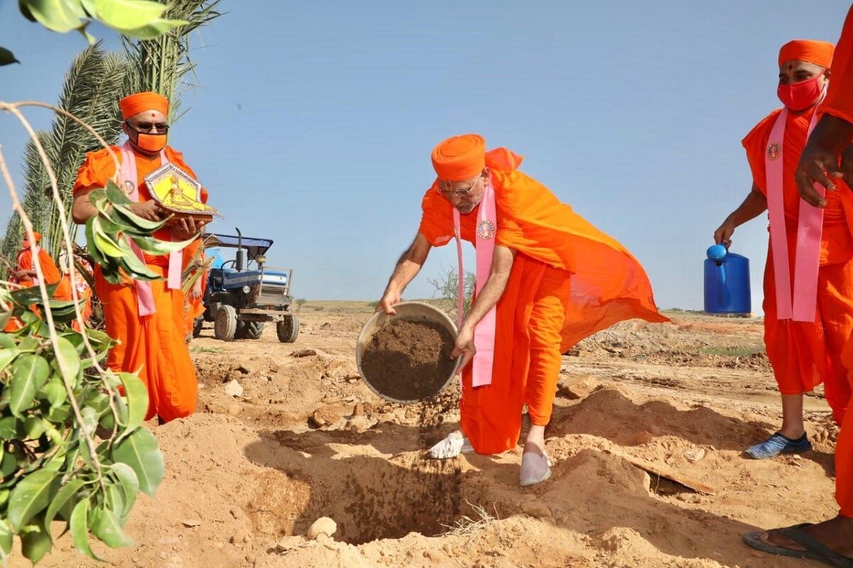 ૧૩ એકરમાં ફેલાયેલા સ્મૃતિ વનમાં ૭,૮૦૦ વિવિધ વૃક્ષોનું વાવેતર કરવામાં આવશે. જેનો પશુ-પક્ષીઓને લાભ મળશે. આચાર્ય જિતેન્દ્રિયપ્રિયદાસજી સ્વામીએ વૃક્ષારોપણ કરી તમામ સંતો અને હરિભક્તોને આ ભગીરથ કાર્યમાં જોડાઇને વધુને વધુ વૃક્ષોનું વાવેતર કરવા જણાવ્યું હતું. નારાયણપરમાં તૈયાર કરાયેલા સ્મૃતિ વનમાં મોટી સંખ્યામાં વૃક્ષારોપણ સંતો - ભક્તો દ્વારા કરવામાં આવ્યું હતું તેમજ હાલમાં ચાલી રહેલા વૈશ્વિક મહામારી કોરોનામાં લોકોને માસ્ક પહેરવું અને સોશિયલ ડિસ્ટન્સનું સંપૂર્ણપણે પાલન કરવાનો પણ આદેશ આપ્યો હતો. ૧૩ એકરમાં ફેલાયેલા સ્મૃતિ વનમાં ૭,૮૦૦ વિવિધ વૃક્ષોનું વાવેતર કરવામાં આવશે. જેનો પશુ-પક્ષીઓને લાભ મળશે. આચાર્ય જિતેન્દ્રિયપ્રિયદાસજી સ્વામીએ વૃક્ષારોપણ કરી તમામ સંતો અને હરિભક્તોને આ ભગીરથ કાર્યમાં જોડાઇને વધુને વધુ વૃક્ષોનું વાવેતર કરવા જણાવ્યું હતું. નારાયણપરમાં તૈયાર કરાયેલા સ્મૃતિ વનમાં મોટી સંખ્યામાં વૃક્ષારોપણ સંતો - ભક્તો દ્વારા કરવામાં આવ્યું હતું તેમજ હાલમાં ચાલી રહેલા વૈશ્વિક મહામારી કોરોનામાં લોકોને માસ્ક પહેરવું અને સોશિયલ ડિસ્ટન્સનું સંપૂર્ણપણે પાલન કરવાનો પણ આદેશ આપ્યો હતો.