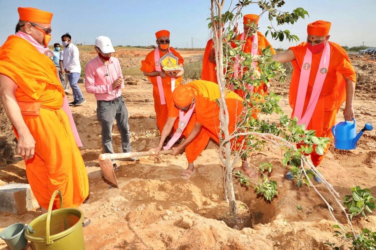 વળી, શ્રી સ્વામિનારાયણ ગાદીના પંચમ વારસદાર આચાર્ય પુરુષોત્તમપ્રિયદાસજી સ્વામીજી મહારાજની પરમ સ્મૃતિમાં સુખપર ગામમાં શ્રી સ્વામિનારાયણ ગાદીના પ્રવર્તમાન આચાર્ય જિતેન્દ્રિયપ્રિયદાસજી સ્વામીના વરદ હસ્તે વૃક્ષારોપણ - વૃક્ષ - છોડ તથા તેની જાળવણી માટે પીંજરા ૧૦૦ ઉપરાંત અર્પણ કરવામાં આવ્યા હતાં. ભુજ - માંડવી રોડ પર નારાયણપર સીમમાં આવેલા સ્મૃતિ વનમાં આશરે ૧૩ એકર જમીનમાં શ્રી સ્વામિનારાયણ ગાદીના પ્રવર્તમાન આચાર્ય જિતેન્દ્રિયપ્રિયદાસજી સ્વામીના વરદ હસ્તે વૃક્ષારોપણ કરવામાં આવ્યું હતું. વળી, શ્રી સ્વામિનારાયણ ગાદીના પંચમ વારસદાર આચાર્ય પુરુષોત્તમપ્રિયદાસજી સ્વામીજી મહારાજની પરમ સ્મૃતિમાં સુખપર ગામમાં શ્રી સ્વામિનારાયણ ગાદીના પ્રવર્તમાન આચાર્ય જિતેન્દ્રિયપ્રિયદાસજી સ્વામીના વરદ હસ્તે વૃક્ષારોપણ - વૃક્ષ - છોડ તથા તેની જાળવણી માટે પીંજરા ૧૦૦ ઉપરાંત અર્પણ કરવામાં આવ્યા હતાં. ભુજ - માંડવી રોડ પર નારાયણપર સીમમાં આવેલા સ્મૃતિ વનમાં આશરે ૧૩ એકર જમીનમાં શ્રી સ્વામિનારાયણ ગાદીના પ્રવર્તમાન આચાર્ય જિતેન્દ્રિયપ્રિયદાસજી સ્વામીના વરદ હસ્તે વૃક્ષારોપણ કરવામાં આવ્યું હતું.