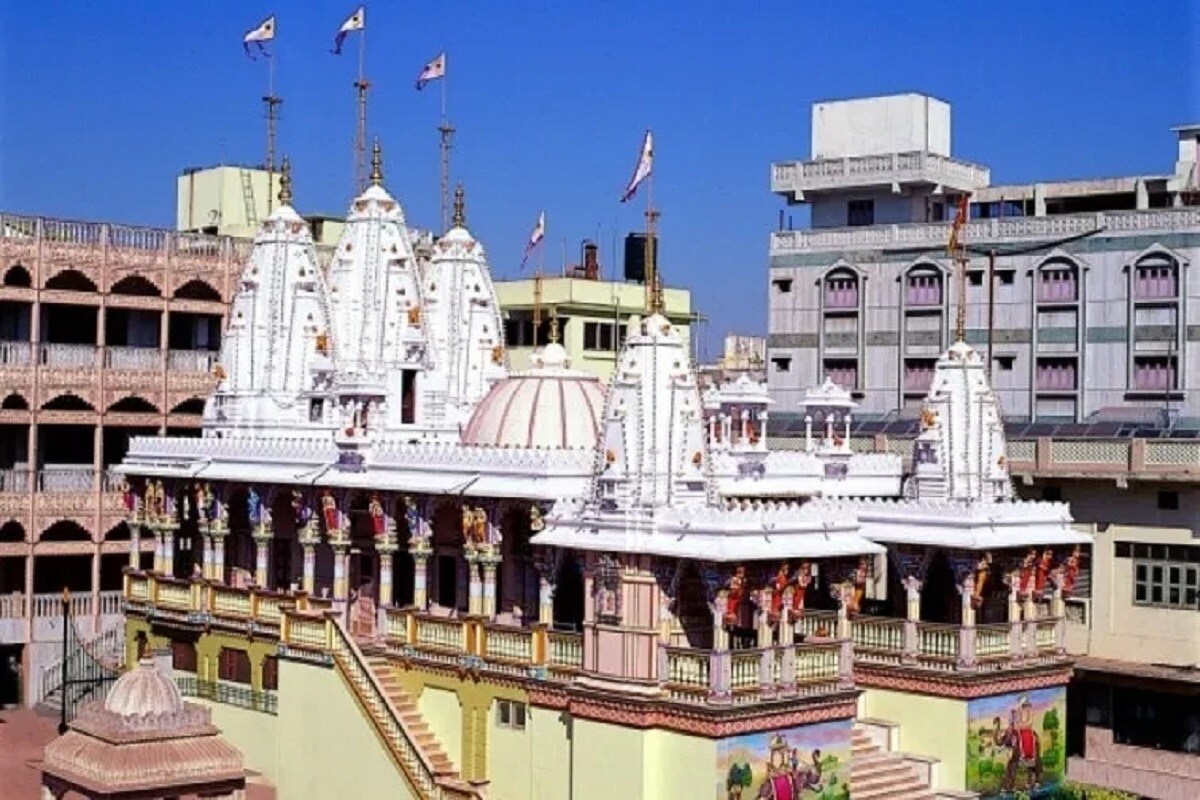 મણીનગર ગાદી સંસ્થાન મંદિર વિશે થોડુ જાણીએ તો, ઈશ્વરચરણદાસજી સ્વામીએ સ્વામિનારાયણ સિદ્ધાંત ઉત્તેજક ટ્રસ્ટની 1941માં સ્થાપના કરી હતી અને તે ટ્રસ્ટના નામે મણિનગરમાં જમીન ખરીદવામાં આવી હતી. એ જ વર્ષે શ્રી ઈશ્વરચરણદાસજી તથા શ્રી મુક્તજીવનદાસજી સ્વામીએ મંદિરનો શિલાન્યાસ કર્યો હતો. તમને જણાવી દઈએ કે, શ્રી મુક્તજીવનદાસજી સ્વામીએ મણિનગરમાં શિલાન્યાસ કરેલા સ્થળે ઈ.સ. 1944માં ગાદી સંસ્થાન સ્વામિનારાયણ મંદિરની સ્થાપના કરી. તેને શ્રી સ્વામિનારાયણ ગાદી સંસ્થાનનું વડુંમથક બનાવ્યું હતું. 1955ની સાલમાં મણિનગરમાં બંગલા ઘાટના મંદિરના સ્થાને નવું શિખરબંધ મંદિરનું નિર્માણ કરાયું હતું. 1962ની સાલમાં જીવપ્રાણ સ્વામીબાપાએ મણિનગર ગાદીના સંત તરીકે આચાર્ય પુરુષોતમપ્રિયદાસજી સ્વામીશ્રીને દીક્ષા આપી હતી. મણીનગર ગાદી સંસ્થાન મંદિર વિશે થોડુ જાણીએ તો, ઈશ્વરચરણદાસજી સ્વામીએ સ્વામિનારાયણ સિદ્ધાંત ઉત્તેજક ટ્રસ્ટની 1941માં સ્થાપના કરી હતી અને તે ટ્રસ્ટના નામે મણિનગરમાં જમીન ખરીદવામાં આવી હતી. એ જ વર્ષે શ્રી ઈશ્વરચરણદાસજી તથા શ્રી મુક્તજીવનદાસજી સ્વામીએ મંદિરનો શિલાન્યાસ કર્યો હતો. તમને જણાવી દઈએ કે, શ્રી મુક્તજીવનદાસજી સ્વામીએ મણિનગરમાં શિલાન્યાસ કરેલા સ્થળે ઈ.સ. 1944માં ગાદી સંસ્થાન સ્વામિનારાયણ મંદિરની સ્થાપના કરી. તેને શ્રી સ્વામિનારાયણ ગાદી સંસ્થાનનું વડુંમથક બનાવ્યું હતું. 1955ની સાલમાં મણિનગરમાં બંગલા ઘાટના મંદિરના સ્થાને નવું શિખરબંધ મંદિરનું નિર્માણ કરાયું હતું. 1962ની સાલમાં જીવપ્રાણ સ્વામીબાપાએ મણિનગર ગાદીના સંત તરીકે આચાર્ય પુરુષોતમપ્રિયદાસજી સ્વામીશ્રીને દીક્ષા આપી હતી.