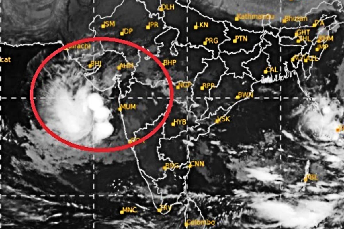 અમદાવાદ : ચોમાસાએ (Monsoon) સત્તાવાર રીતે વિદાય લઈ લીધી છે. એમાં પણ આજે 16મી ઑક્ટોબરથી આસો નવરાત્રિનો (Navratri 2020) પ્રારંભ થયો છે. જોકે, આ બધાની વચ્ચે હવામાન વિભાગે (Rain Warning) ભારે વરસાદની આગાહી કરી છે. રાજ્યના (Gujarat Rain Forefacste) કેટલાક વિસ્તારોમાં આગામી બે દિવસ ભારે વરસાદની શક્યતા છે. જોકે, ગઈકાલે રાત્રે કેટલાક વિસ્તારોમાં છુટોછવાયો વરસાદ વરસ્યો પણ છે. આમ આ વર્ષે ચોમાસું વિદાય લેવાનું નામ નથી લઈ રહ્યું. હવામાન વિભાગ દ્વારા સૌરાષ્ટ્ર અને દ.ગુજરાતના કેટલાક વિસ્તારોમાં એલર્ટ આપવામાં આવ્યું છે. અમદાવાદ : ચોમાસાએ (Monsoon) સત્તાવાર રીતે વિદાય લઈ લીધી છે. એમાં પણ આજે 16મી ઑક્ટોબરથી આસો નવરાત્રિનો (Navratri 2020) પ્રારંભ થયો છે. જોકે, આ બધાની વચ્ચે હવામાન વિભાગે (Rain Warning) ભારે વરસાદની આગાહી કરી છે. રાજ્યના (Gujarat Rain Forefacste) કેટલાક વિસ્તારોમાં આગામી બે દિવસ ભારે વરસાદની શક્યતા છે. જોકે, ગઈકાલે રાત્રે કેટલાક વિસ્તારોમાં છુટોછવાયો વરસાદ વરસ્યો પણ છે. આમ આ વર્ષે ચોમાસું વિદાય લેવાનું નામ નથી લઈ રહ્યું. હવામાન વિભાગ દ્વારા સૌરાષ્ટ્ર અને દ.ગુજરાતના કેટલાક વિસ્તારોમાં એલર્ટ આપવામાં આવ્યું છે.